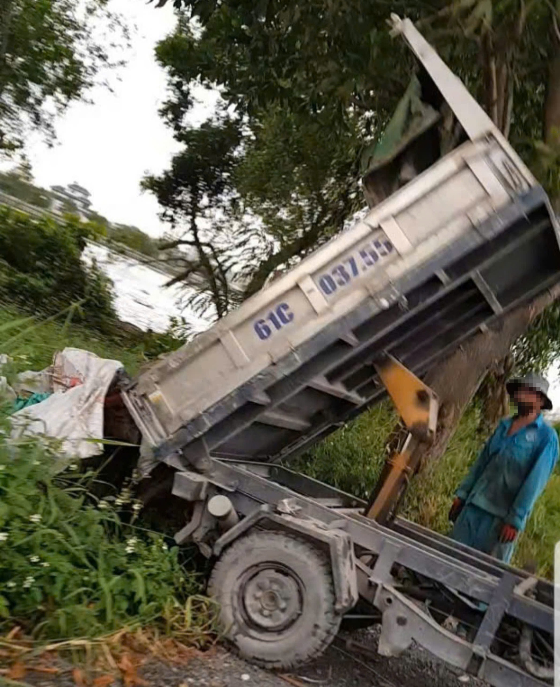 Đổ x&agrave; bần kh&ocirc;ng đ&uacute;ng chỗ, người đ&agrave;n &ocirc;ng vừa mất tiền vừa phải đi dọn lại- Ảnh 3.