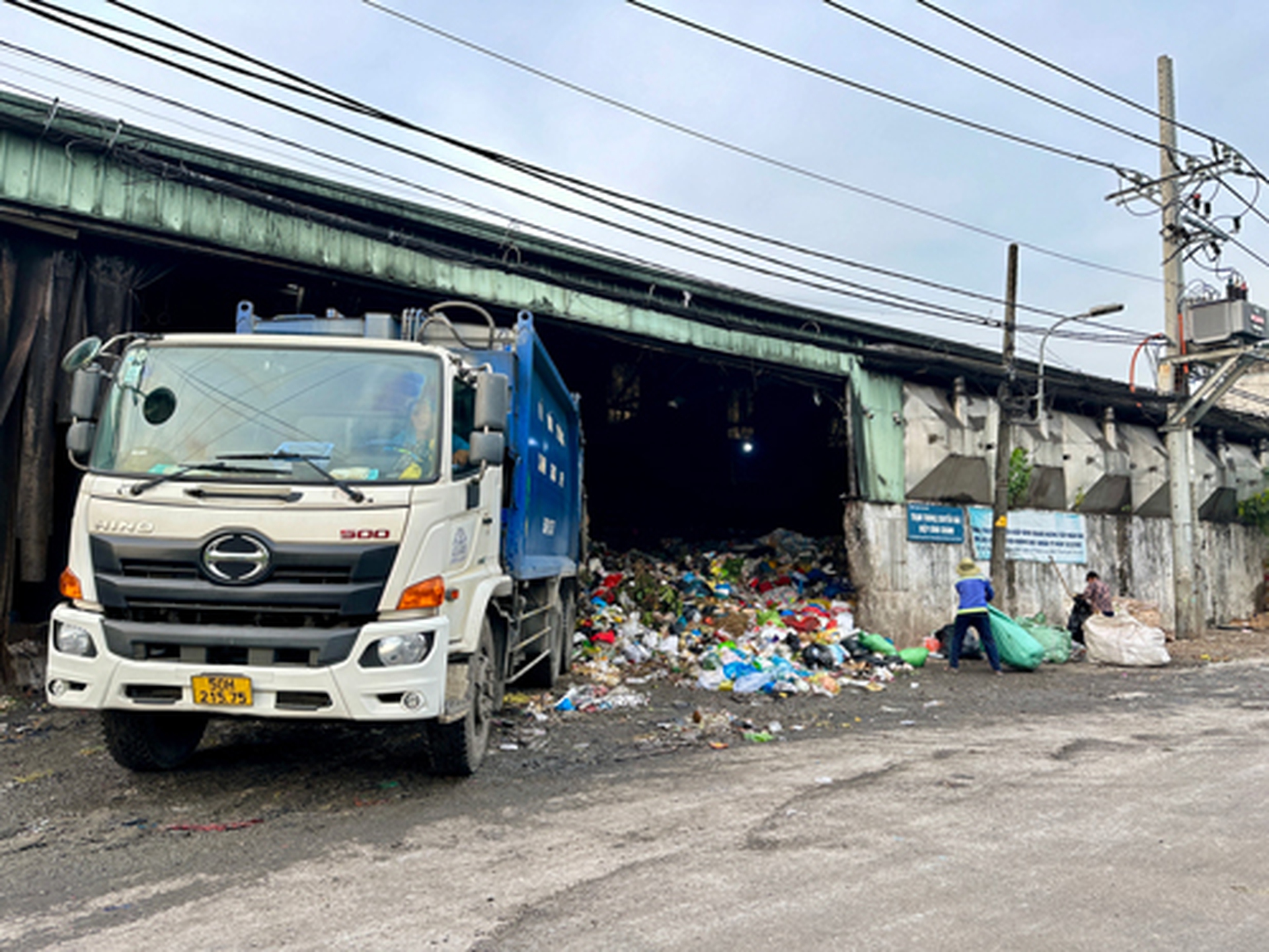 Một trạm trung chuyển r&aacute;c ở TP Thủ Đức Ảnh: NGỌC QU&Yacute;