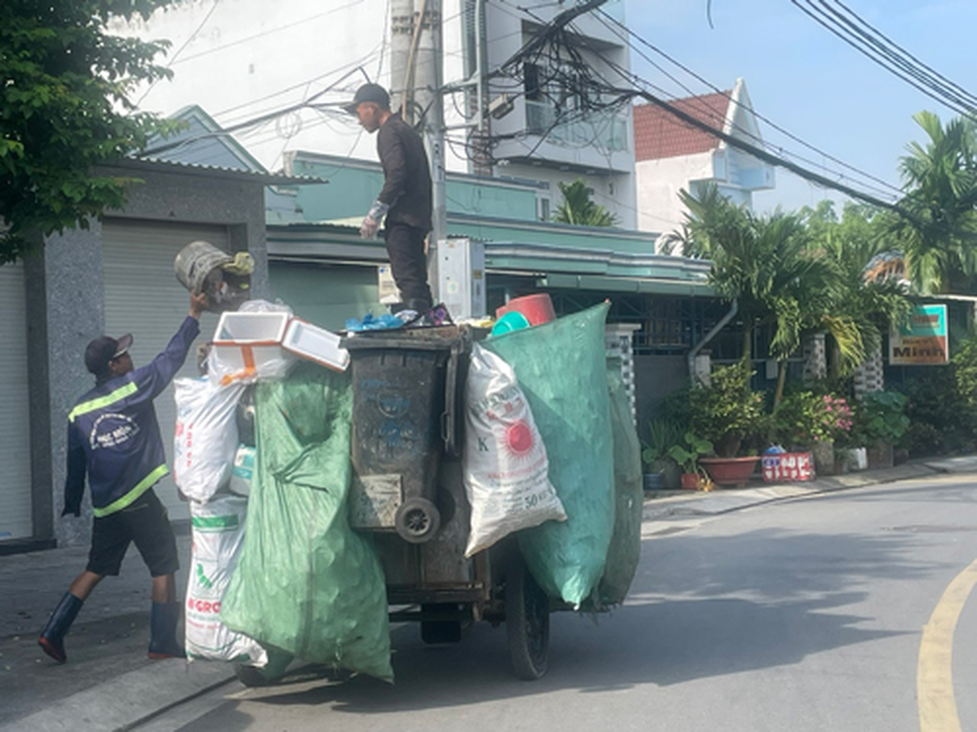Nhiều đơn vị thu gom r&aacute;c chờ đợi quy định mới ph&ugrave; hợp thực tế hơn Ảnh: QUỐC ANH