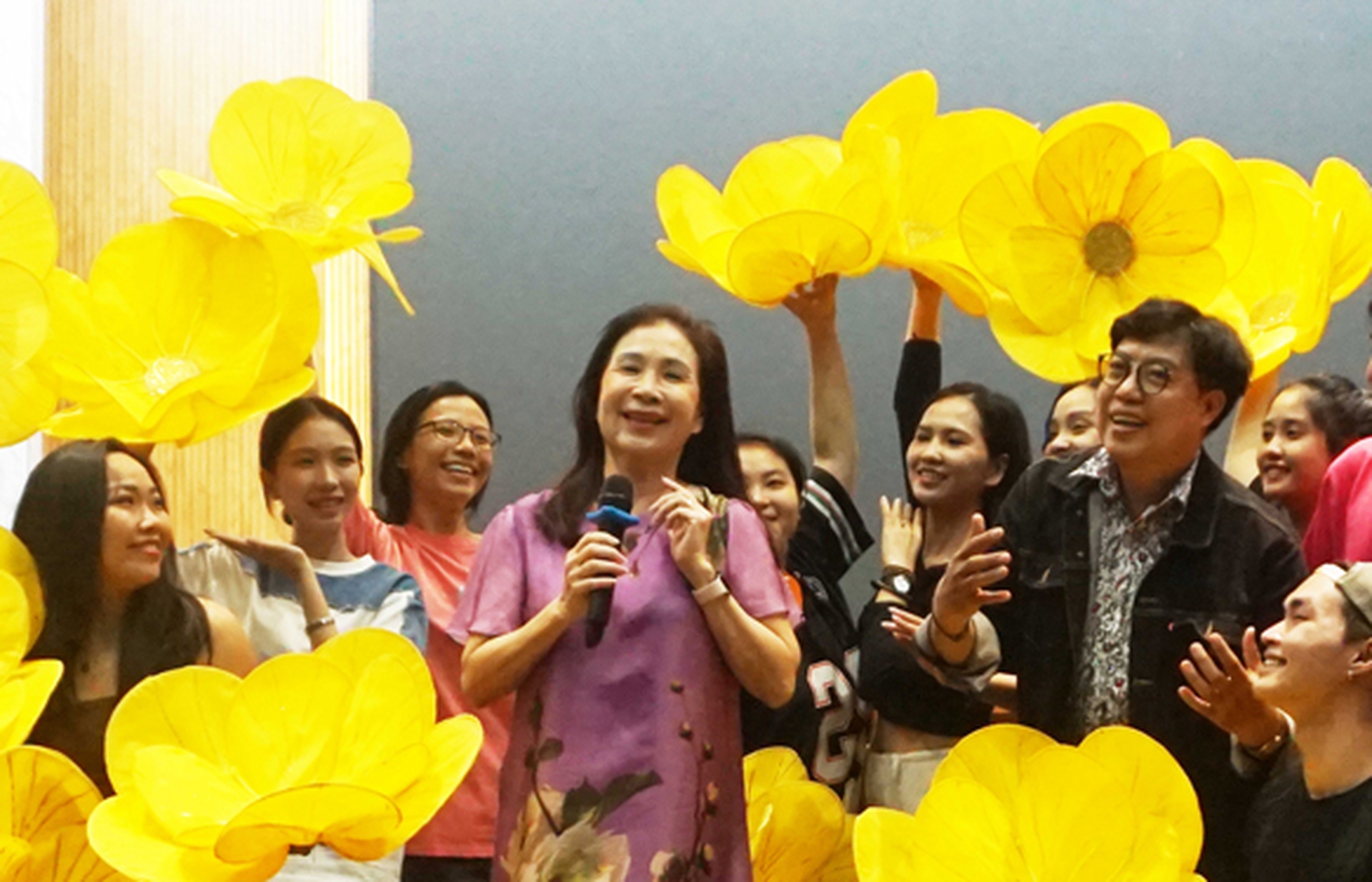 NSND Kim Xu&acirc;n v&agrave; Tổng đạo diễn - ThS Thanh Hiệp tr&ecirc;n s&agrave;n tập tiết mục li&ecirc;n kh&uacute;c &acirc;m nhạc &ldquo;TP HCM đ&oacute;n ch&agrave;o kỷ nguy&ecirc;n mới&rdquo; c&ugrave;ng vũ đo&agrave;n Bầu Trời Xanh  Ảnh: HUY TRƯƠNG