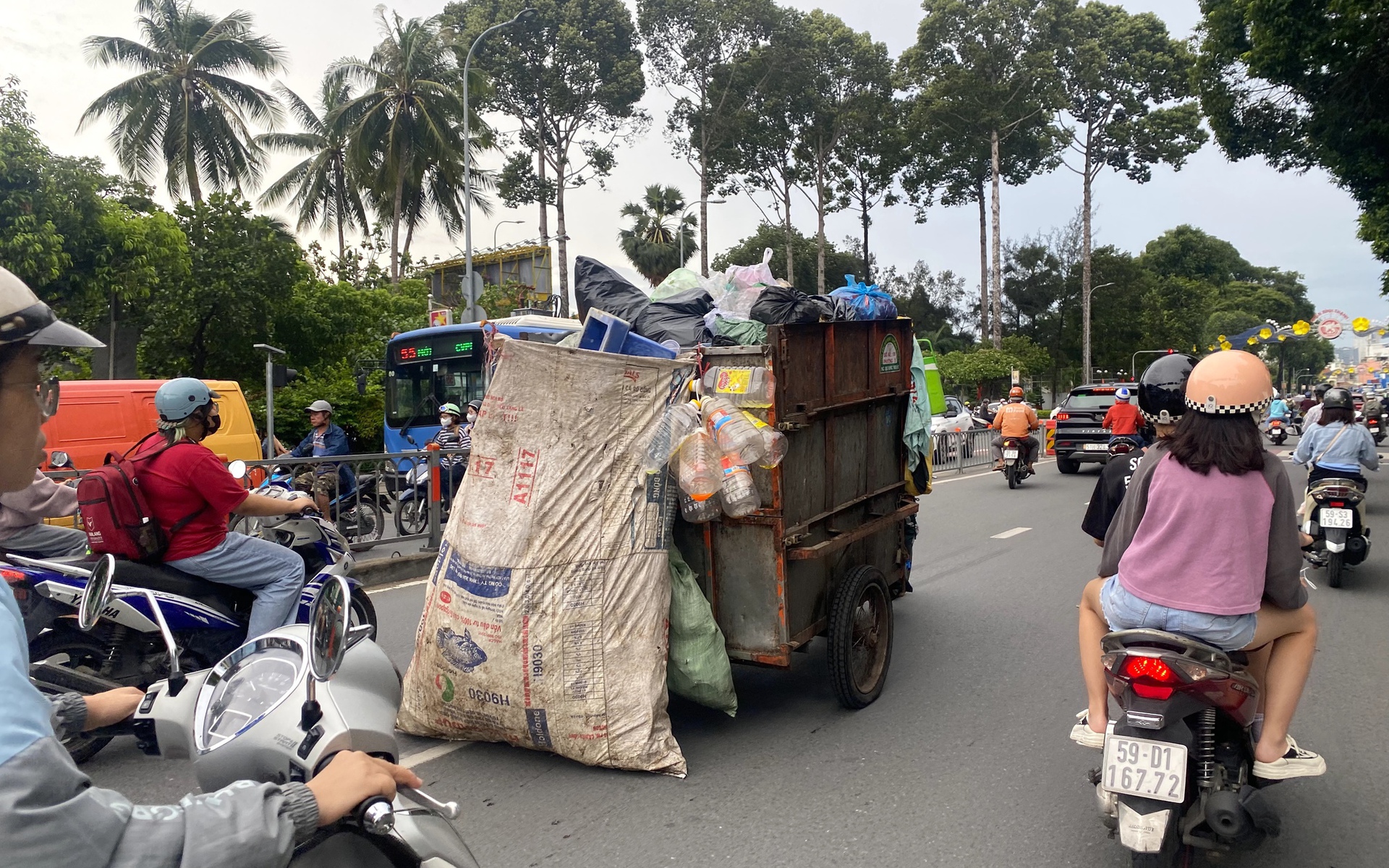 Đ&aacute;p số cho r&aacute;c thải: &Aacute;m ảnh xe 