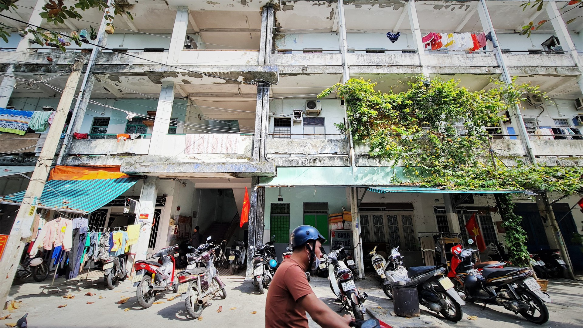 Ngao ng&aacute;n cảnh sống trong c&aacute;c chung cư chờ sập- Ảnh 1.