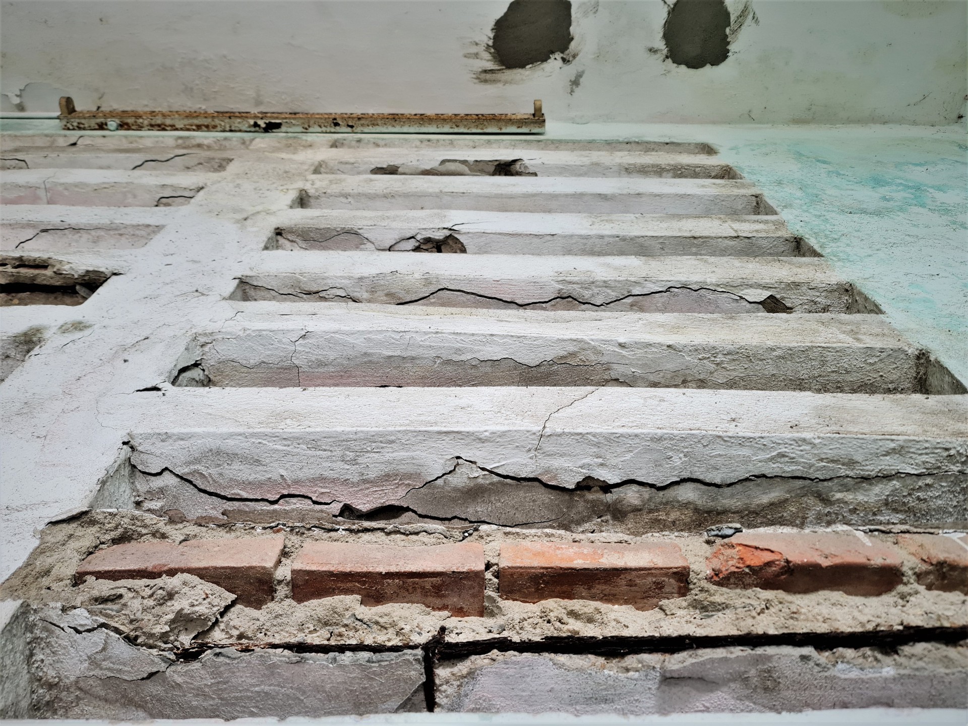 Ngao ng&aacute;n cảnh sống trong c&aacute;c chung cư chờ sập- Ảnh 3.