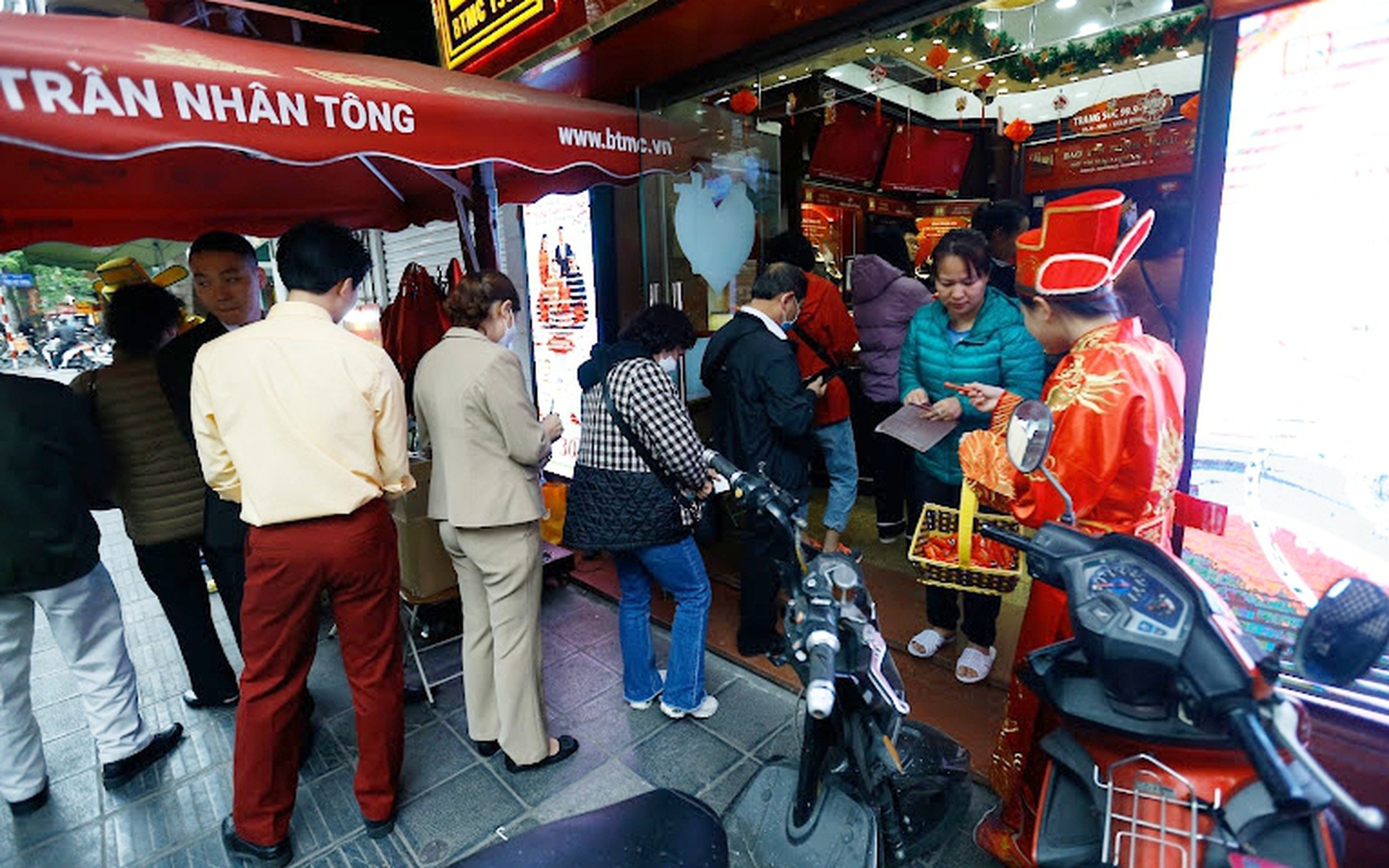 H&agrave; Nội xếp h&agrave;ng mua v&agrave;ng trước ng&agrave;y v&iacute;a Thần T&agrave;i, tiệm v&agrave;ng ở TP HCM thưa thớt