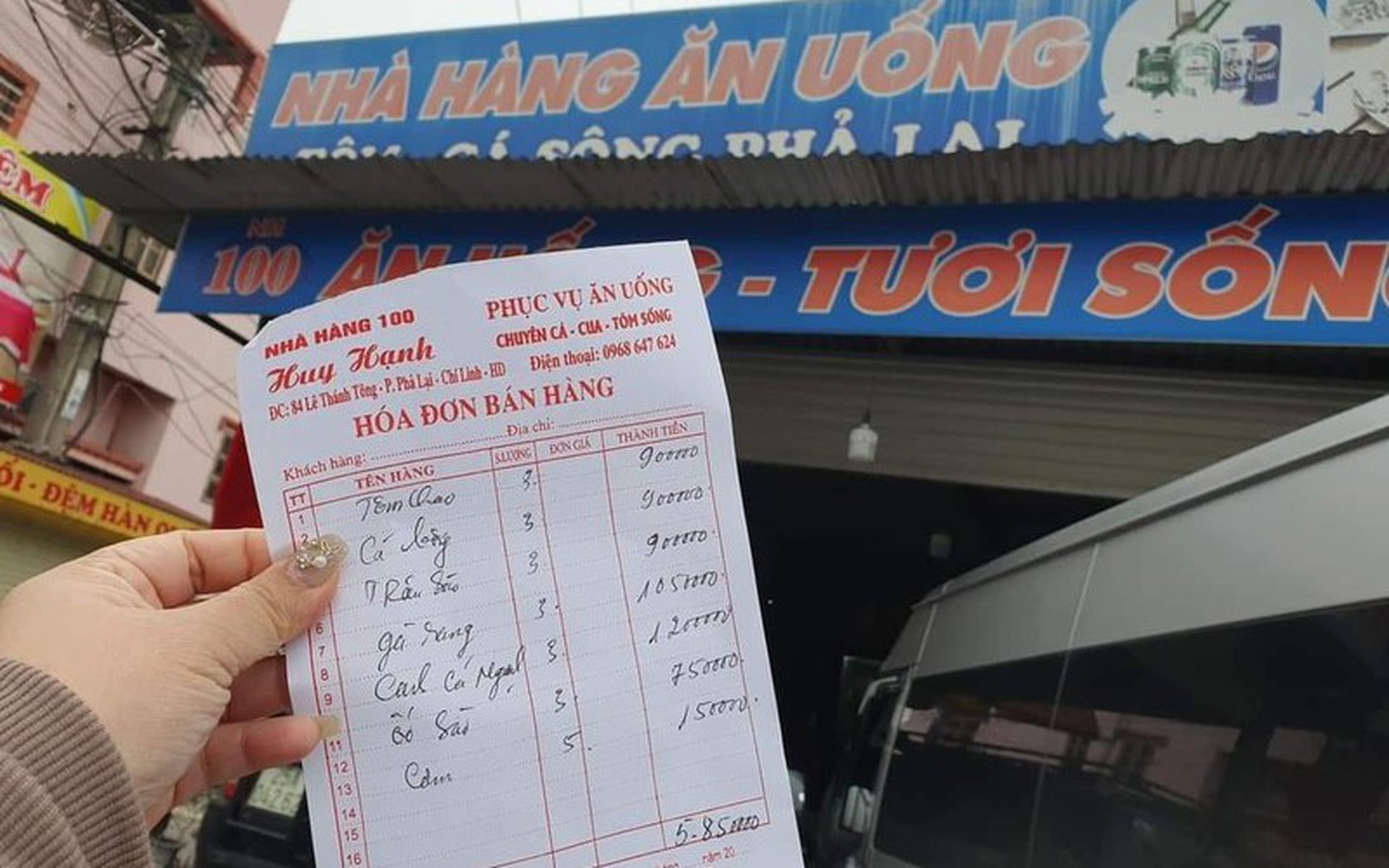 Đo&agrave;n kh&aacute;ch 17 người d&ugrave;ng bữa hết 5,8 triệu đồng, tố bị "chặt ch&eacute;m"