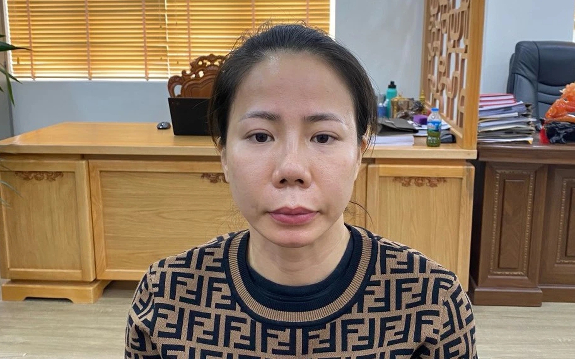 Thấy đồng nghiệp gặp kh&oacute;, người phụ nữ lừa lấy 6,6 tỉ đồng