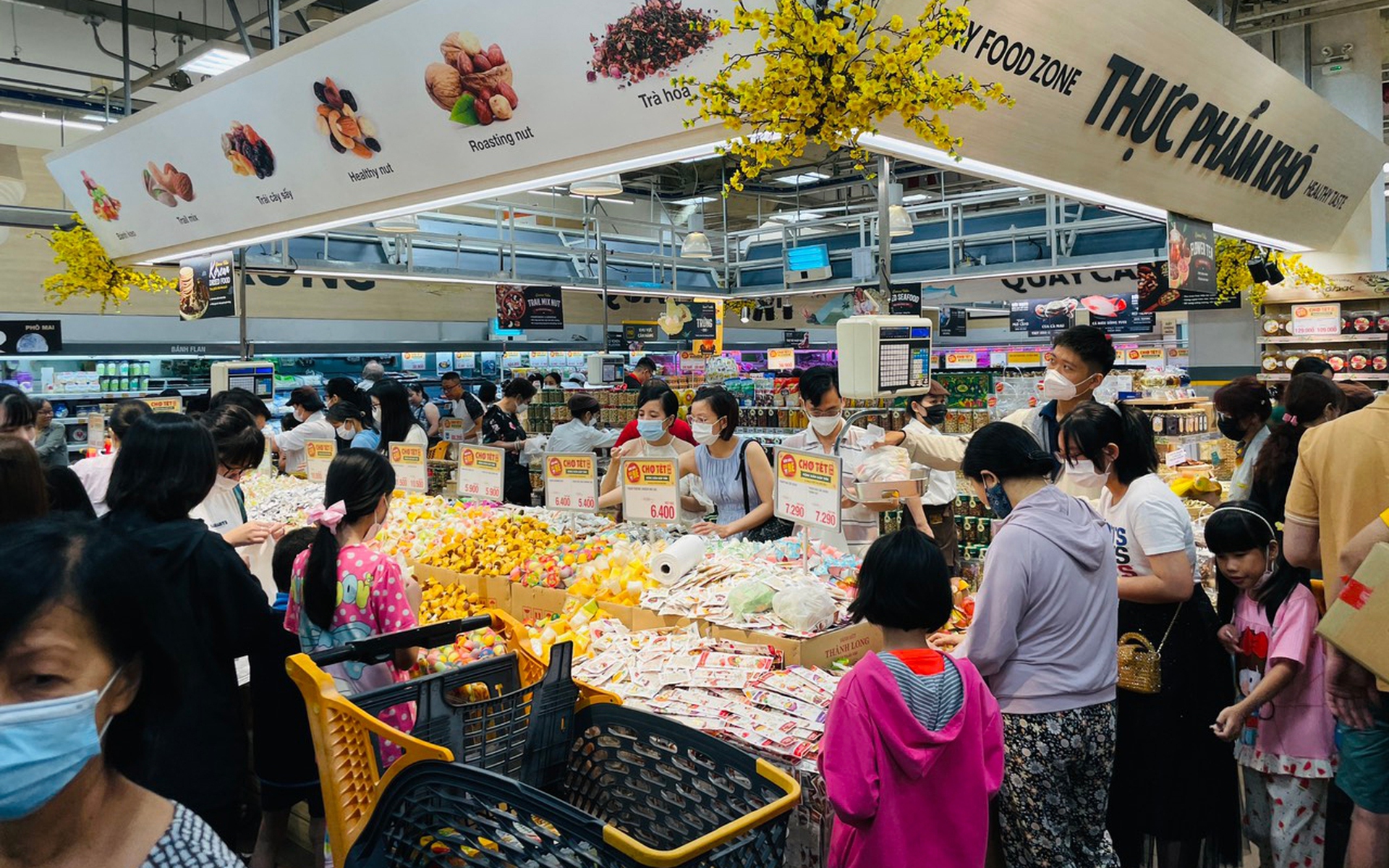 H&agrave;ng Tết đua giảm gi&aacute;