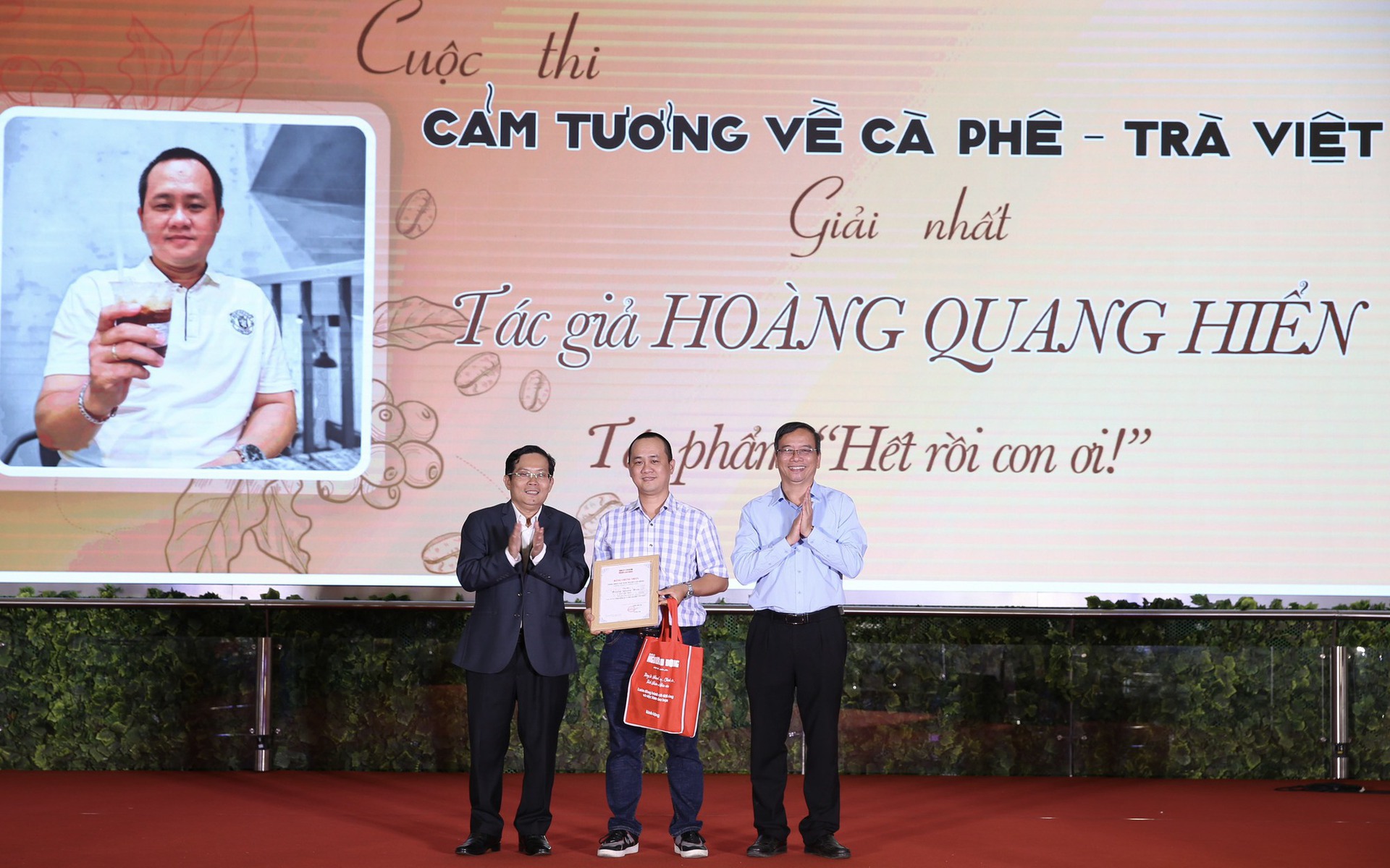 Trao giải Cuộc thi viết 