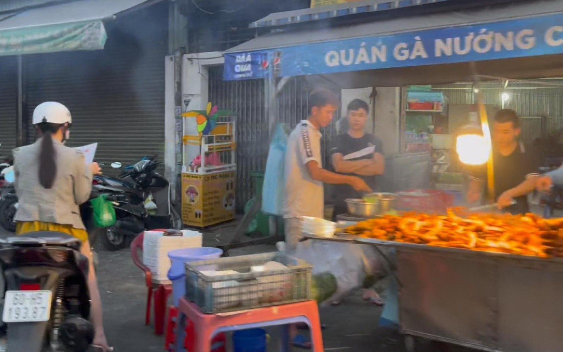 Những con đường ngập ch&igrave;m trong kh&oacute;i nướng v&agrave; nỗi e ngại của người đi đường