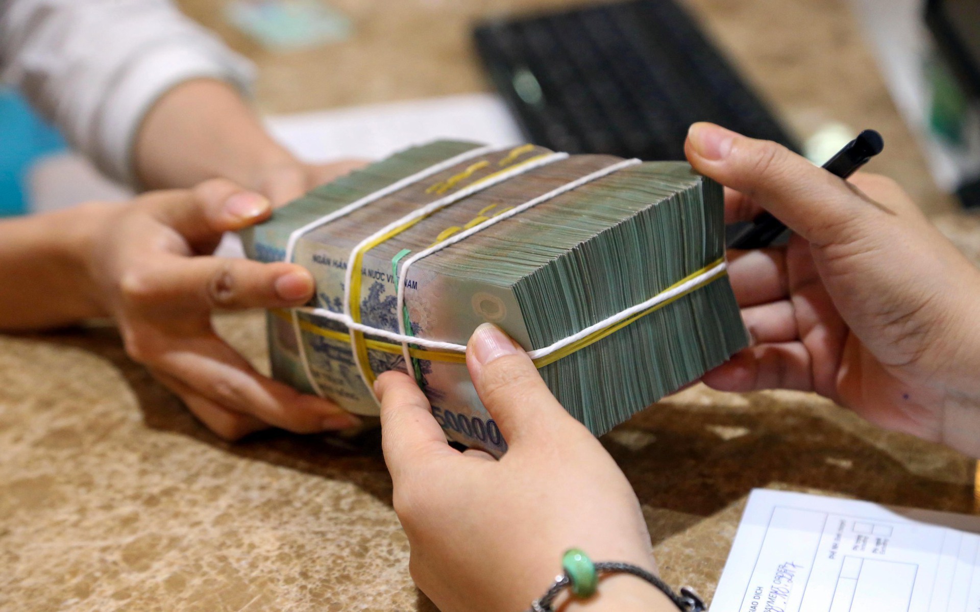 Kh&aacute;ch vay mua nh&agrave; bức x&uacute;c v&igrave; ng&acirc;n h&agrave;ng t&iacute;nh gốc, l&atilde;i mập mờ