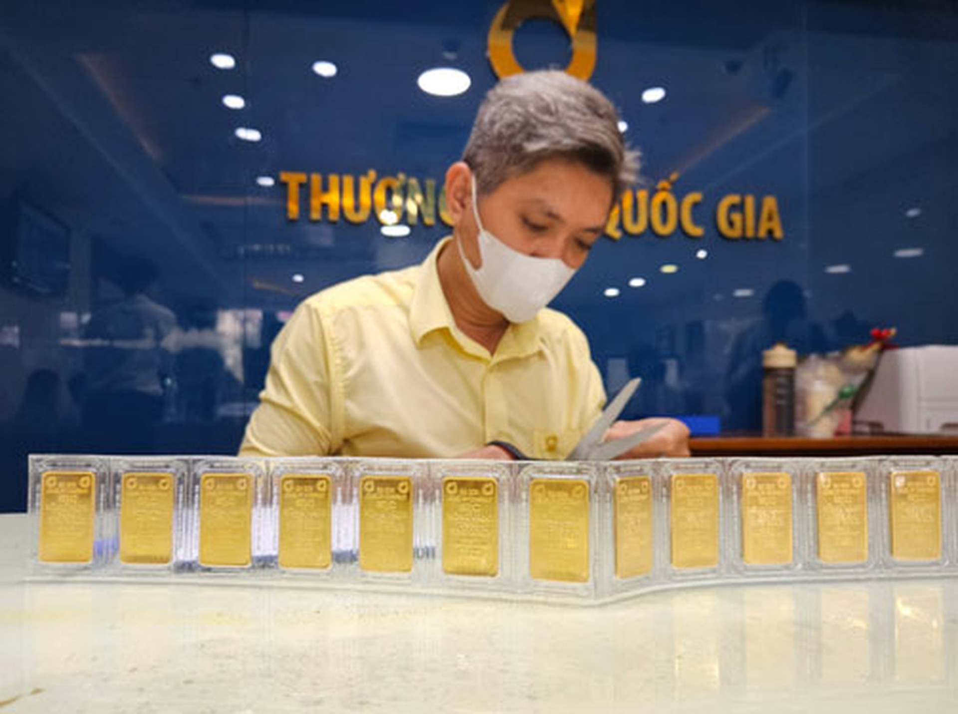 Phi&ecirc;n đấu thầu v&agrave;ng miếng thứ 2 dự kiến diễn ra s&aacute;ng nay, 23-4 Ảnh: LAM GIANG