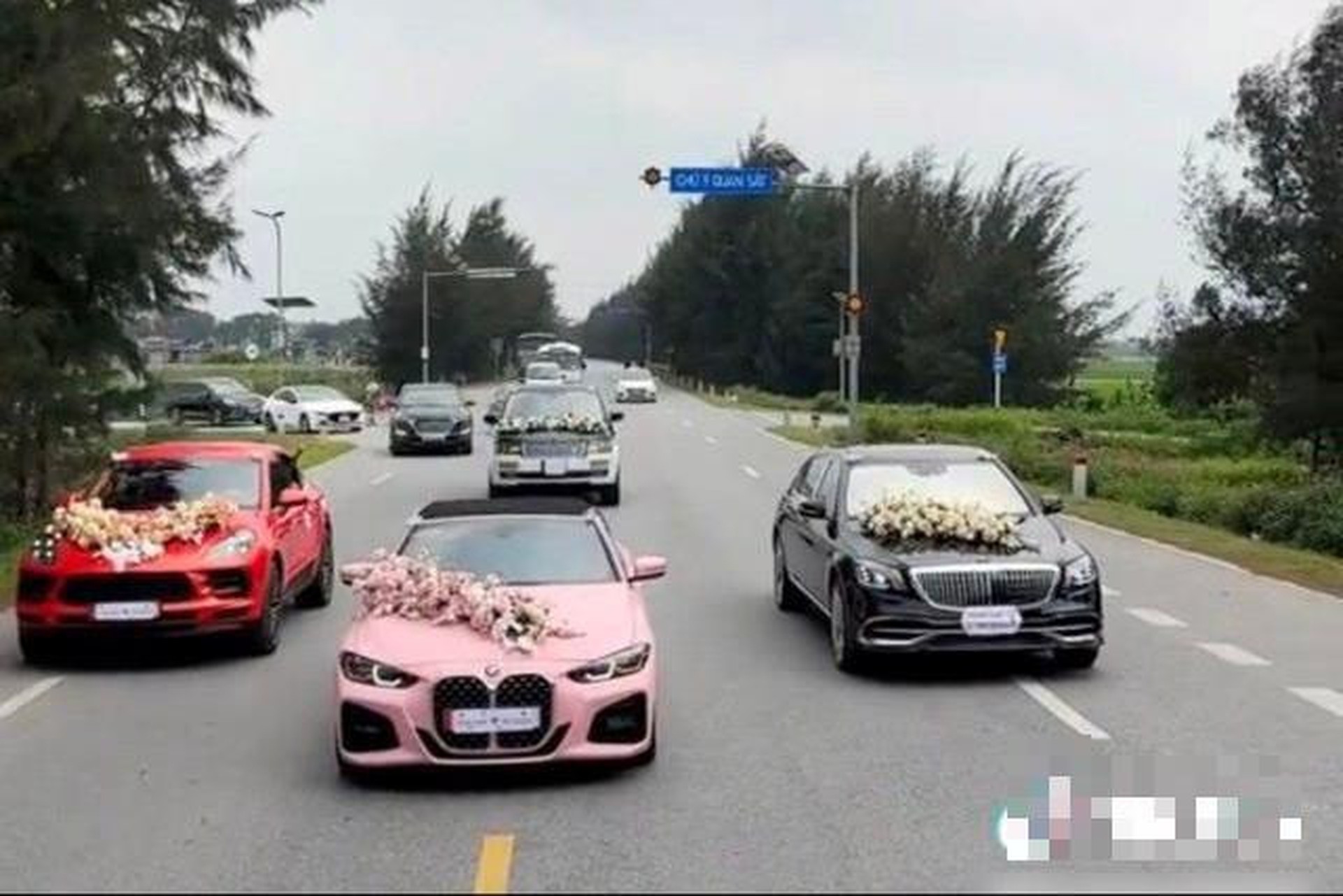 Triệu tập nh&oacute;m t&agrave;i xế trong đo&agrave;n si&ecirc;u xe đ&oacute;n d&acirc;u, dừng giữa đường quay phim, chụp ảnh- Ảnh 2.
