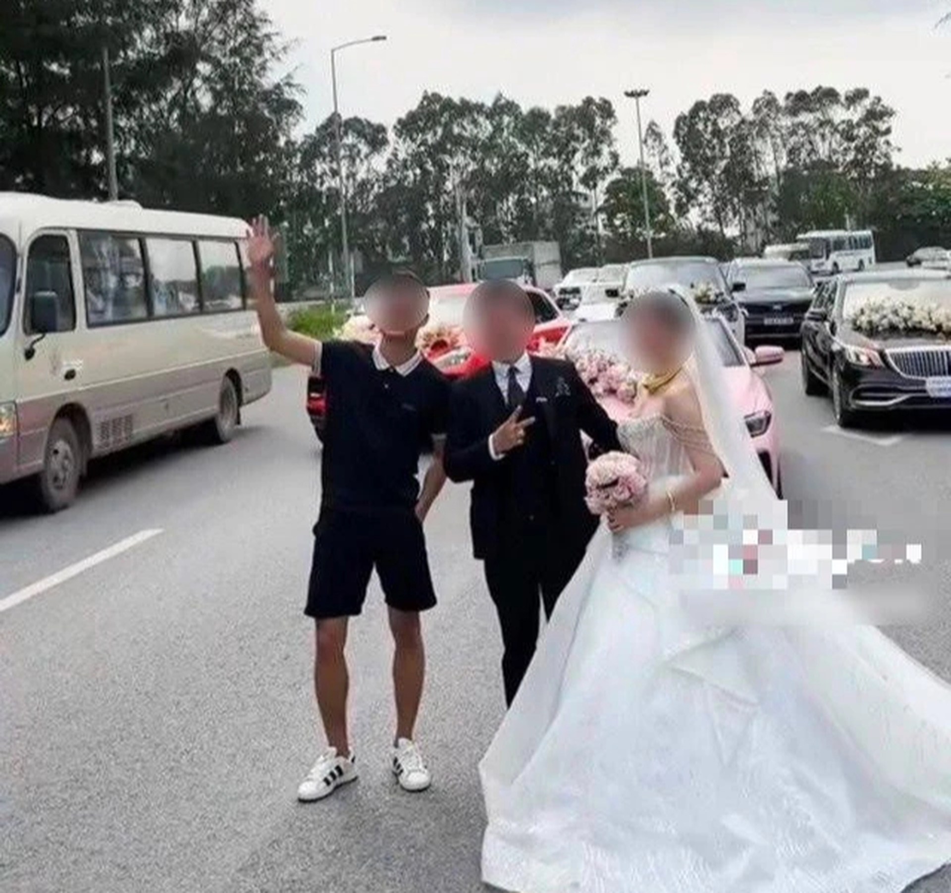 Triệu tập nh&oacute;m t&agrave;i xế trong đo&agrave;n si&ecirc;u xe đ&oacute;n d&acirc;u, dừng giữa đường quay phim, chụp ảnh- Ảnh 1.