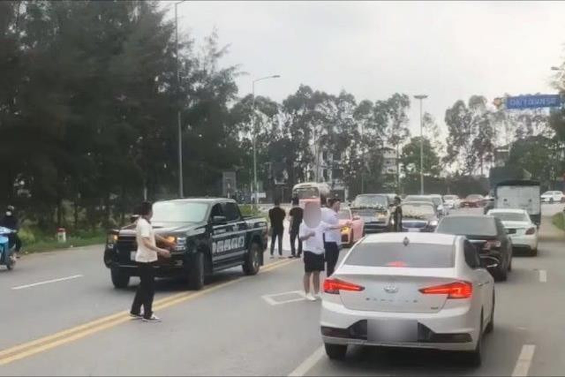 Triệu tập nh&oacute;m t&agrave;i xế trong đo&agrave;n si&ecirc;u xe đ&oacute;n d&acirc;u, dừng giữa đường quay phim, chụp ảnh- Ảnh 3.