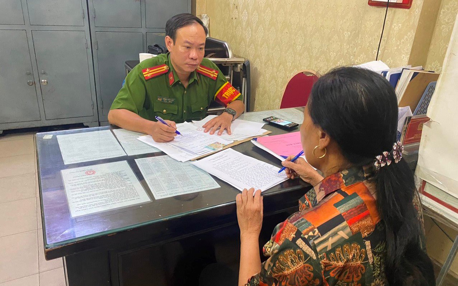 Xử l&yacute; người phụ nữ b&aacute;n h&agrave;ng rong trong vụ "chặt ch&eacute;m", b&aacute;n 3 quả dứa cho du kh&aacute;ch nước ngo&agrave;i