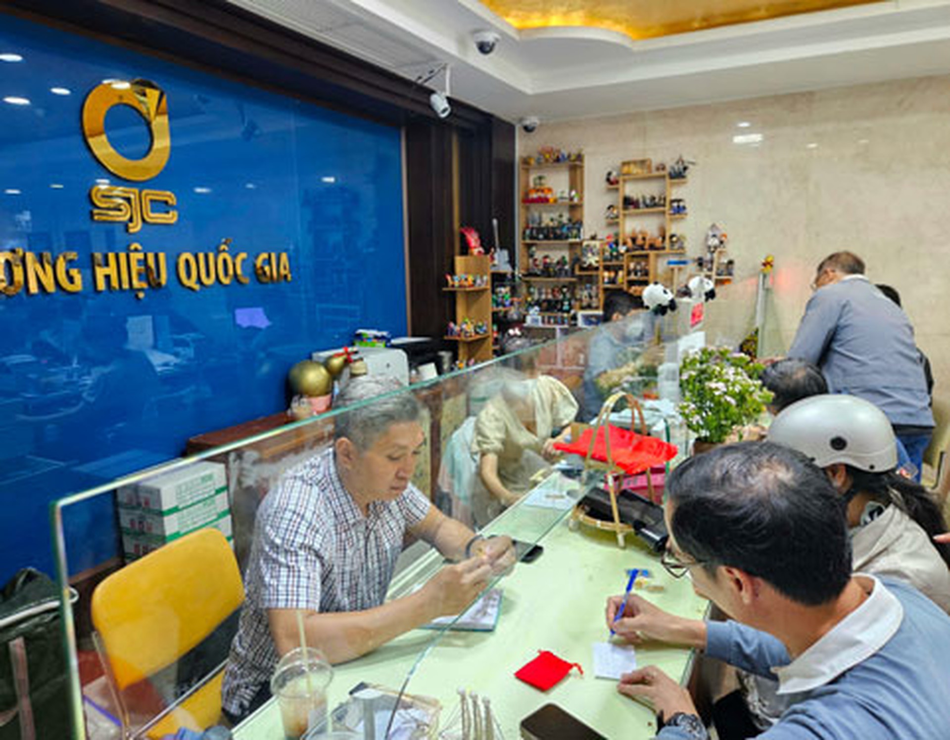 Người d&acirc;n chờ mua b&aacute;n v&agrave;ng tại C&ocirc;ng ty SJC ở TP HCM ng&agrave;y 10-5 Ảnh: LAM GIANG