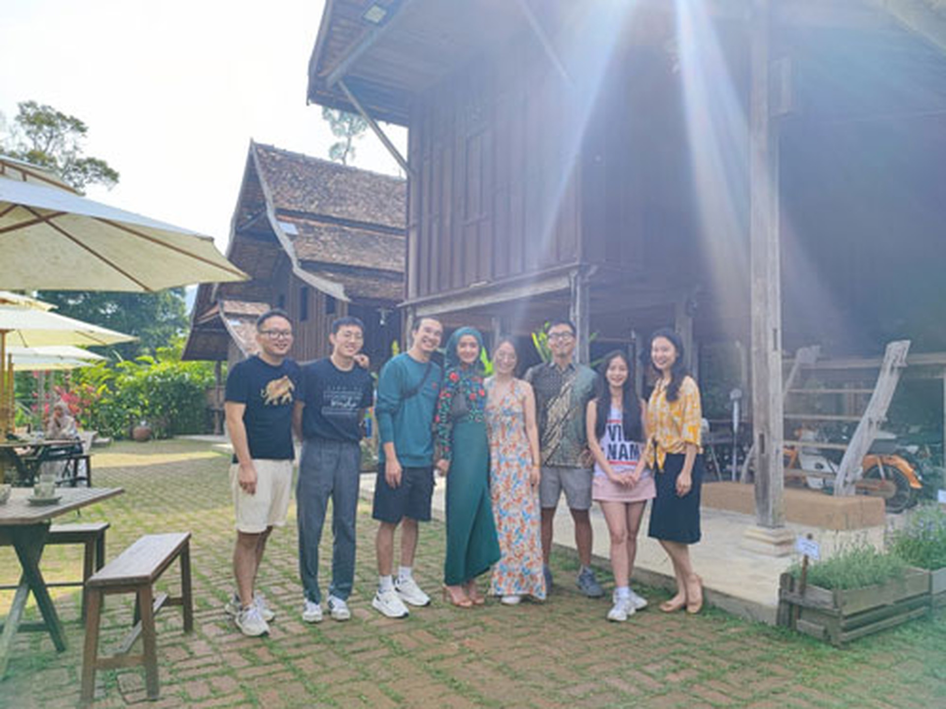 Tường Nguy&ecirc;n (thứ 2 từ phải qua) c&ugrave;ng bạn b&egrave; quốc tế trong chuyến đi đến Bentong (Malaysia)