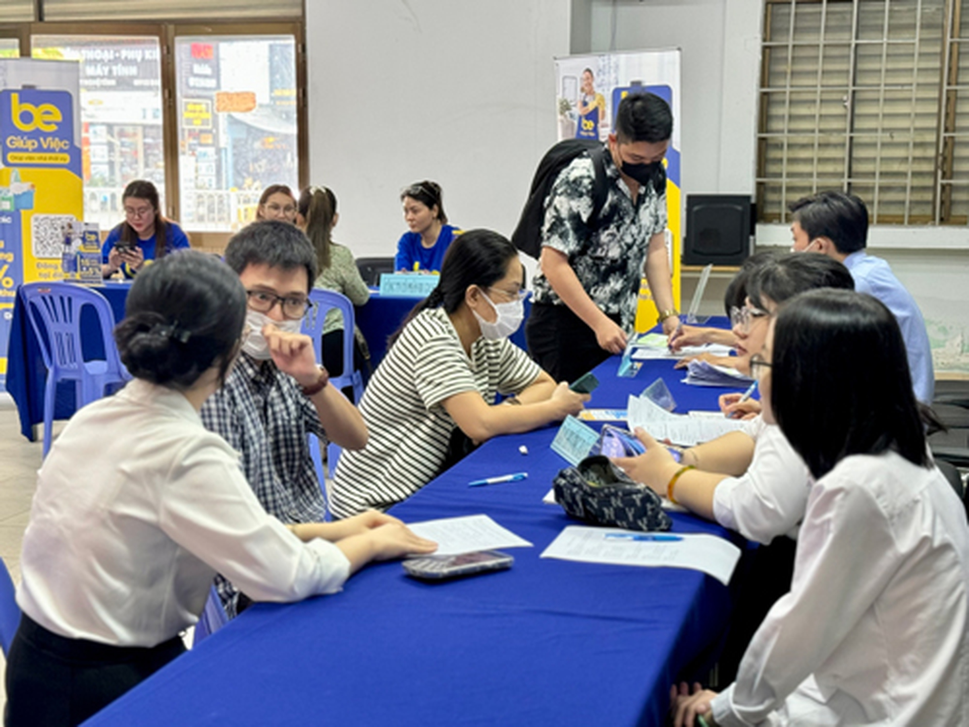 Người lao động đến ng&agrave;y hội việc l&agrave;m để được tư vấn v&agrave; l&agrave;m hồ sơ hưởng trợ cấp thất nghiệpẢnh: NGỌC ANH