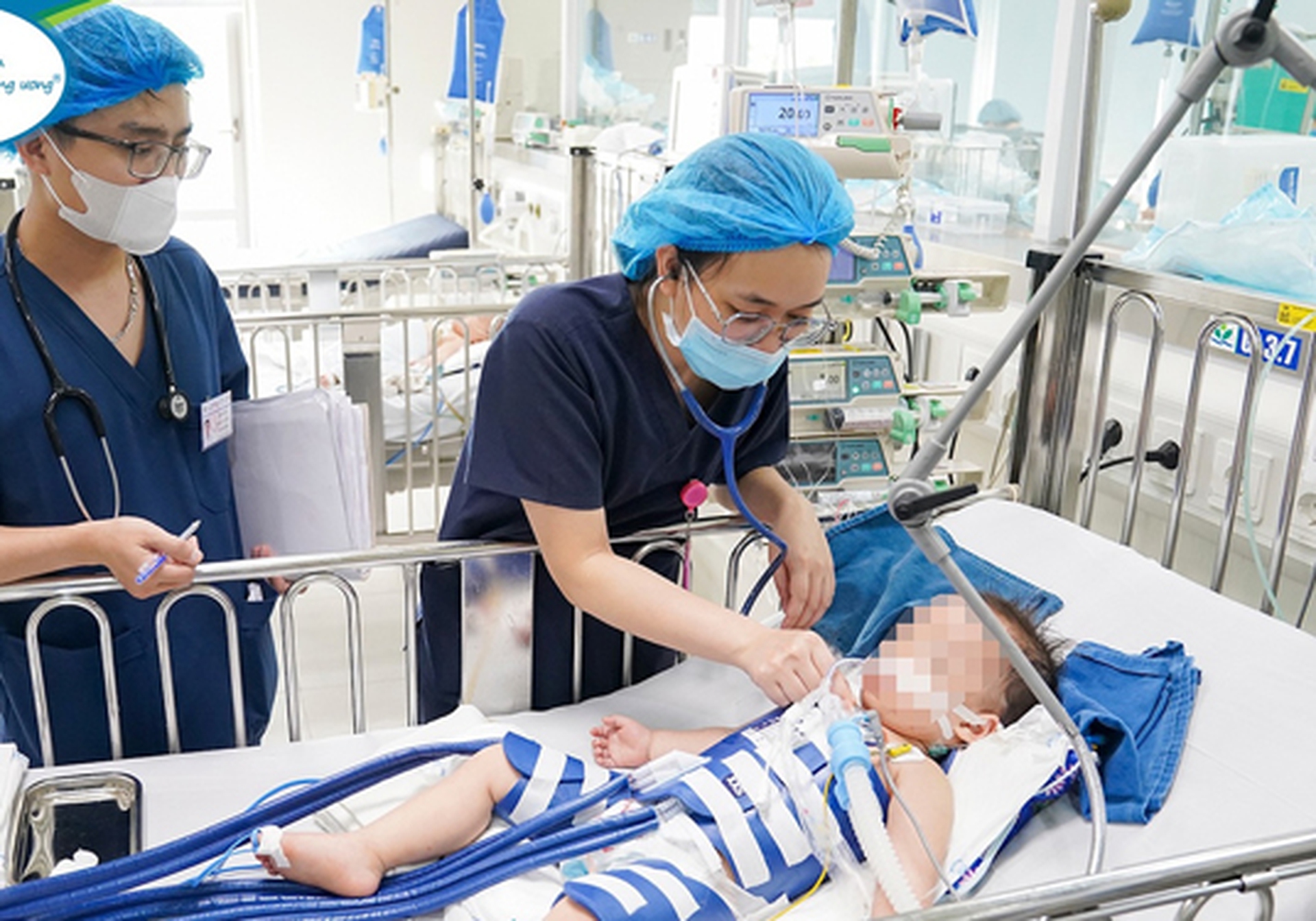 Chăm s&oacute;c bệnh nhi đuối nước tại Bệnh viện Nhi trung ương Ảnh: NGỌC MINH
