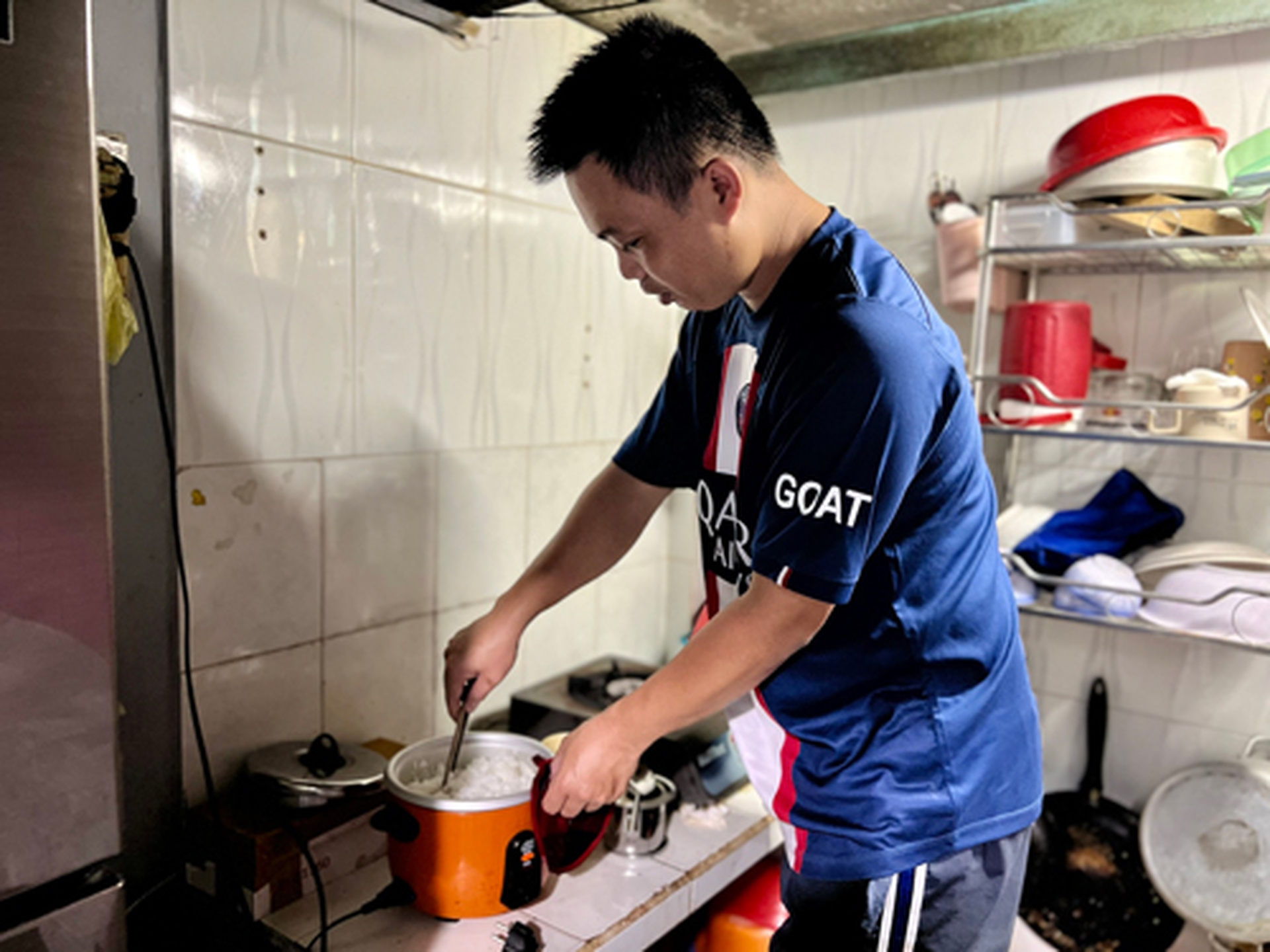 C&ocirc;ng nh&acirc;n tranh thủ ăn uống trước khi đi l&agrave;m ca đ&ecirc;m Ảnh: HUỲNH NHƯ