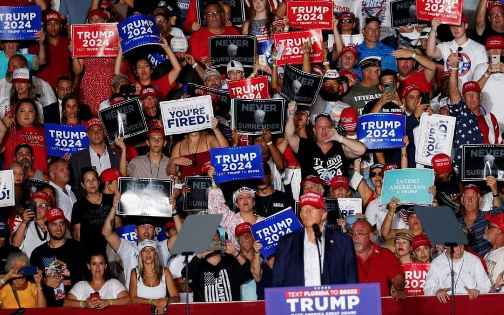 &Ocirc;ng Trump tăng cường c&ocirc;ng k&iacute;ch Ph&oacute; Tổng thống Harris