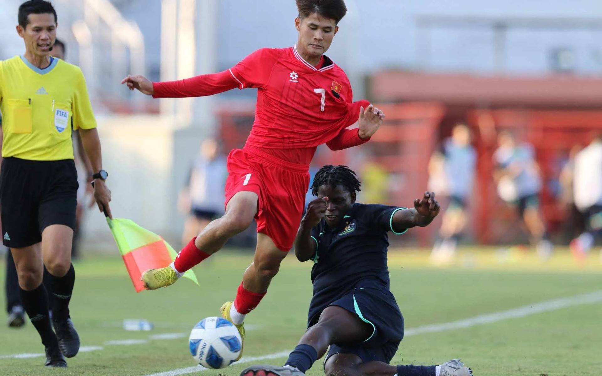 U19 Việt Nam rơi v&agrave;o thế kh&oacute; ở giải Đ&ocirc;ng Nam &Aacute;