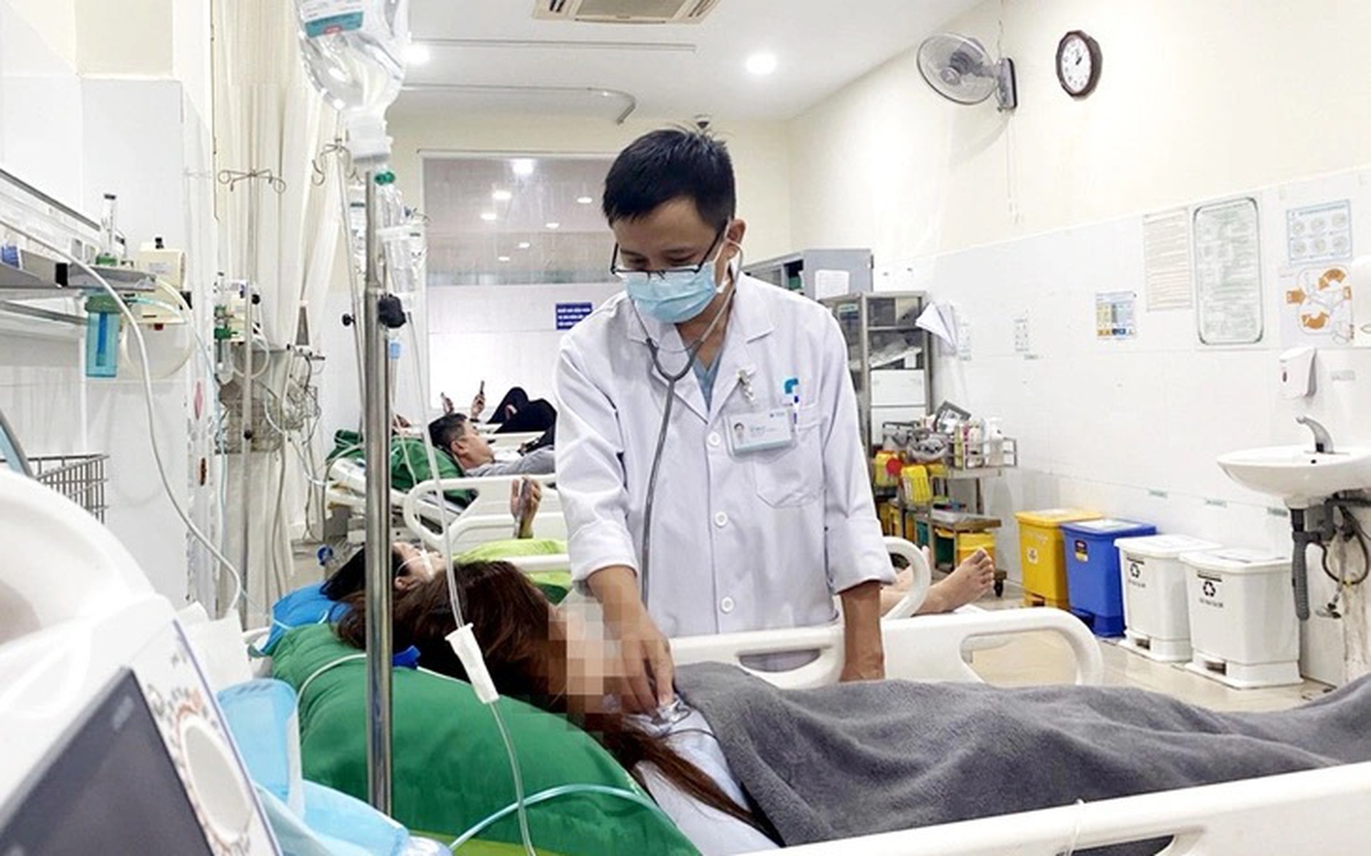 8 nh&acirc;n vi&ecirc;n ng&acirc;n h&agrave;ng, trong đ&oacute; c&oacute; thai phụ, nghi ngộ độc kh&iacute; CO