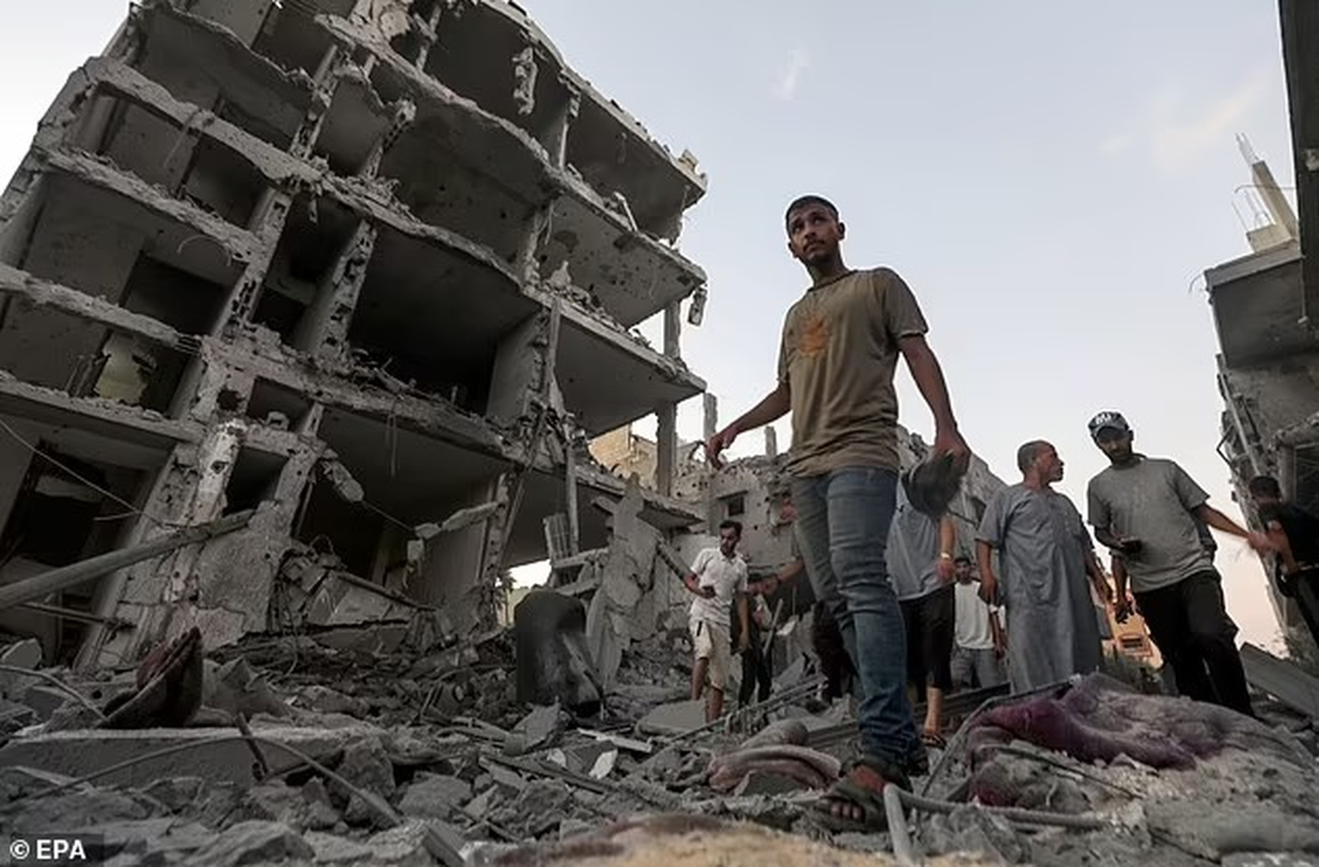 Những ng&ocirc;i nh&agrave; bị hư hại sau cuộc kh&ocirc;ng k&iacute;ch của Israel ở ph&iacute;a T&acirc;y thị trấn Deir Al Balah, Dải Gaza, ng&agrave;y 6-8. Ảnh: EPA
