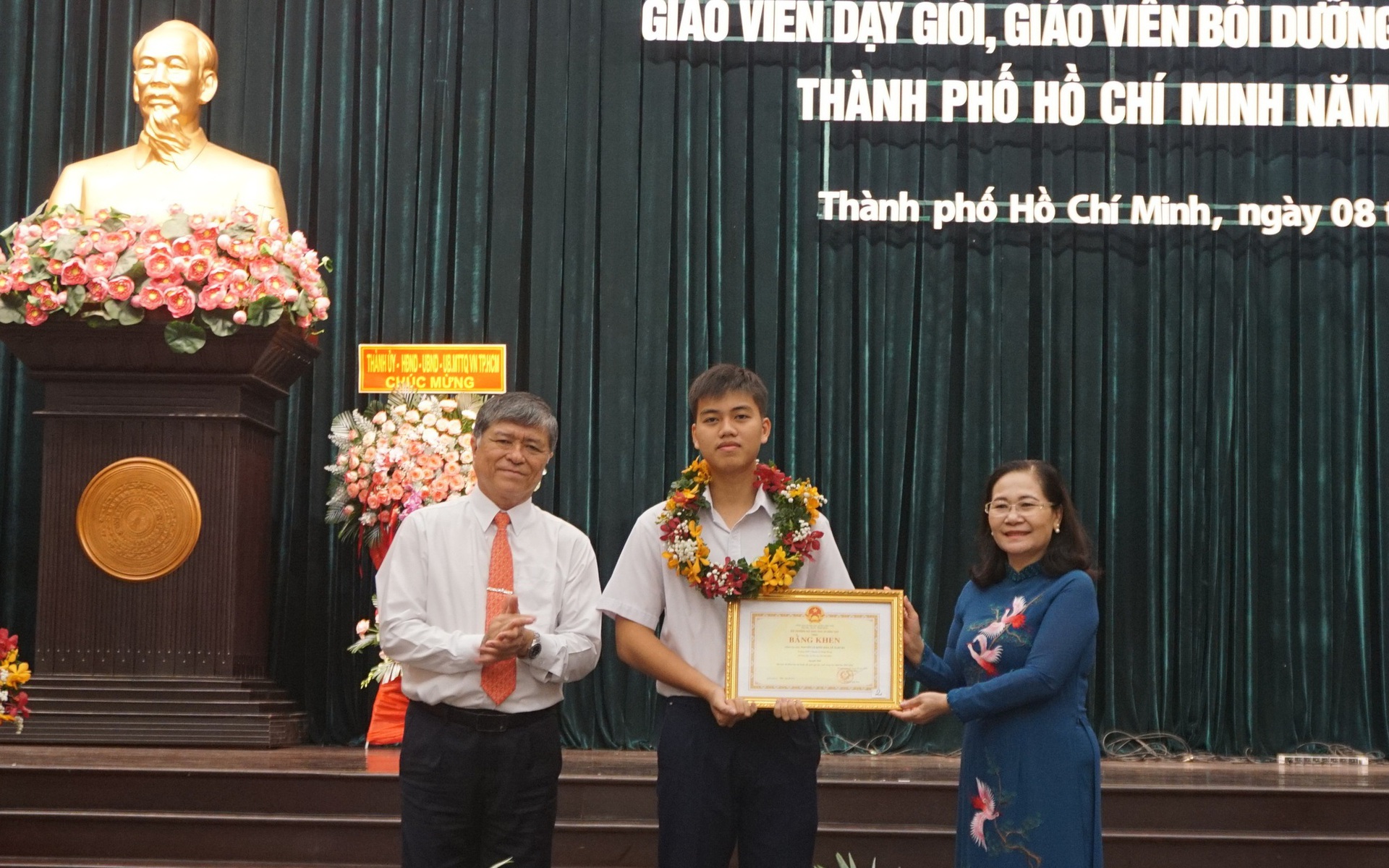 TP HCM thưởng n&oacute;ng cho học sinh Trường THPT chuy&ecirc;n L&ecirc; Hồng Phong vừa đạt th&agrave;nh t&iacute;ch đặc biệt - Ảnh 4.