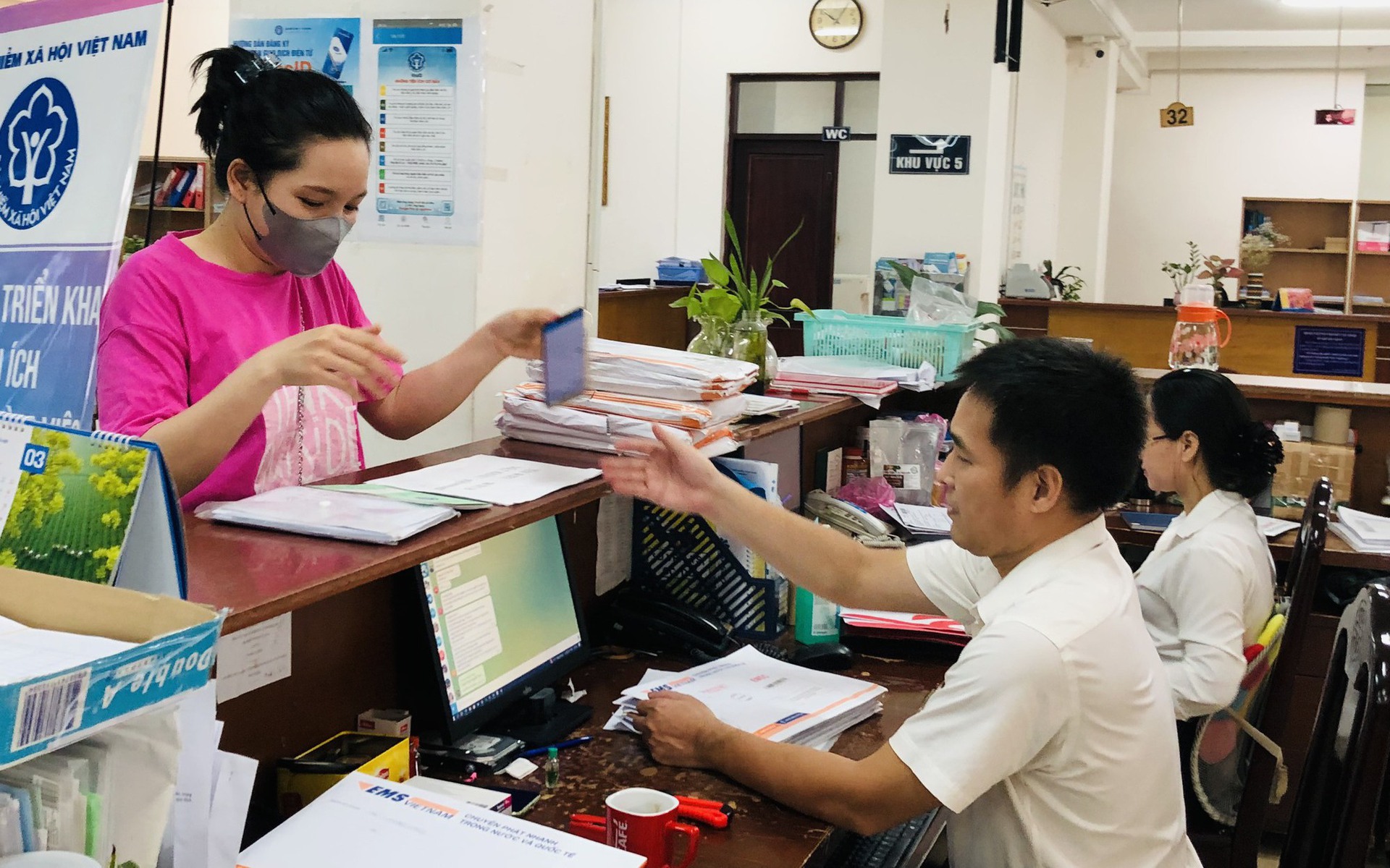 Từ th&aacute;ng 7-2025, người lao động bị tai nạn tr&ecirc;n đường đi l&agrave;m được hưởng chế độ ốm đau
