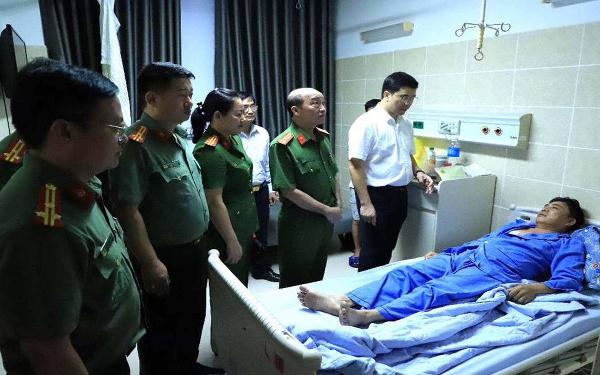 Một người trong lực lượng bảo vệ an ninh trật tự cơ sở bị đ&acirc;m trọng thương