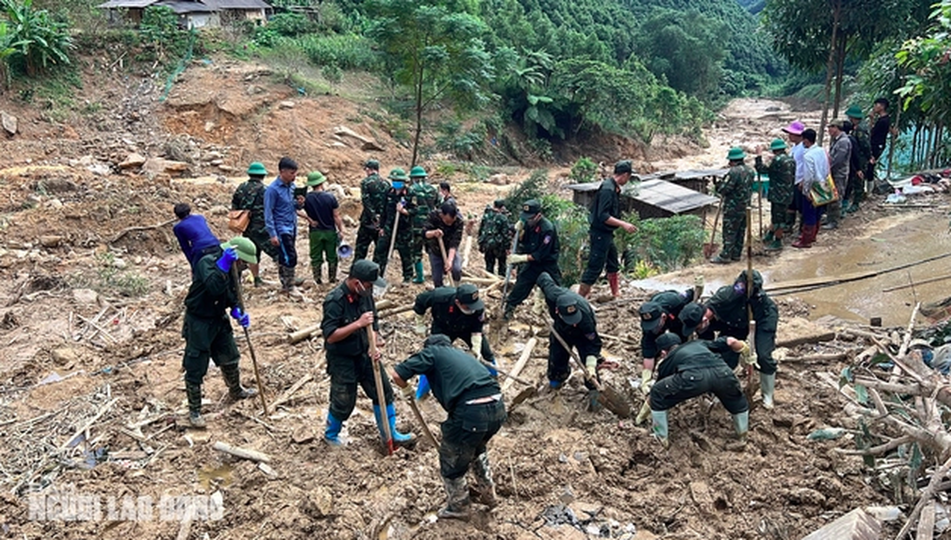 Kh&ocirc;ng chuyển tiền quy&ecirc;n g&oacute;p ủng hộ đồng b&agrave;o gặp b&atilde;o lũ sẽ bị xử l&yacute; ra sao?- Ảnh 1.