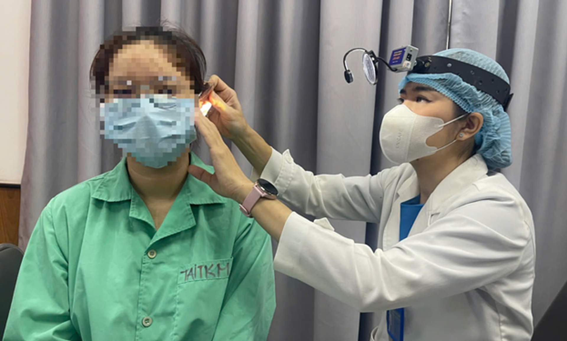 Bệnh nh&acirc;n kh&aacute;m tai tại Bệnh viện Tai Mũi Họng TP HCM