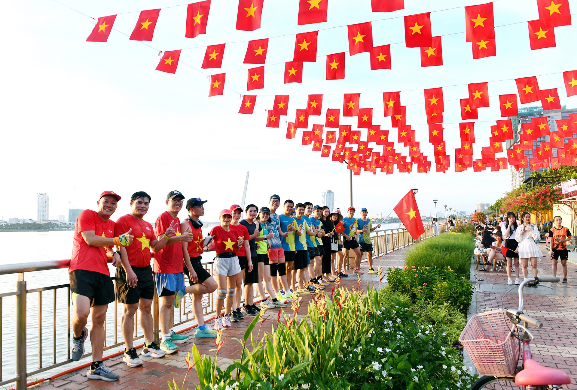 Ảnh đẹp trong tuần: Nhịp sống b&igrave;nh y&ecirc;n ở Đ&agrave; Nẵng, Quảng Trị- Ảnh 2.