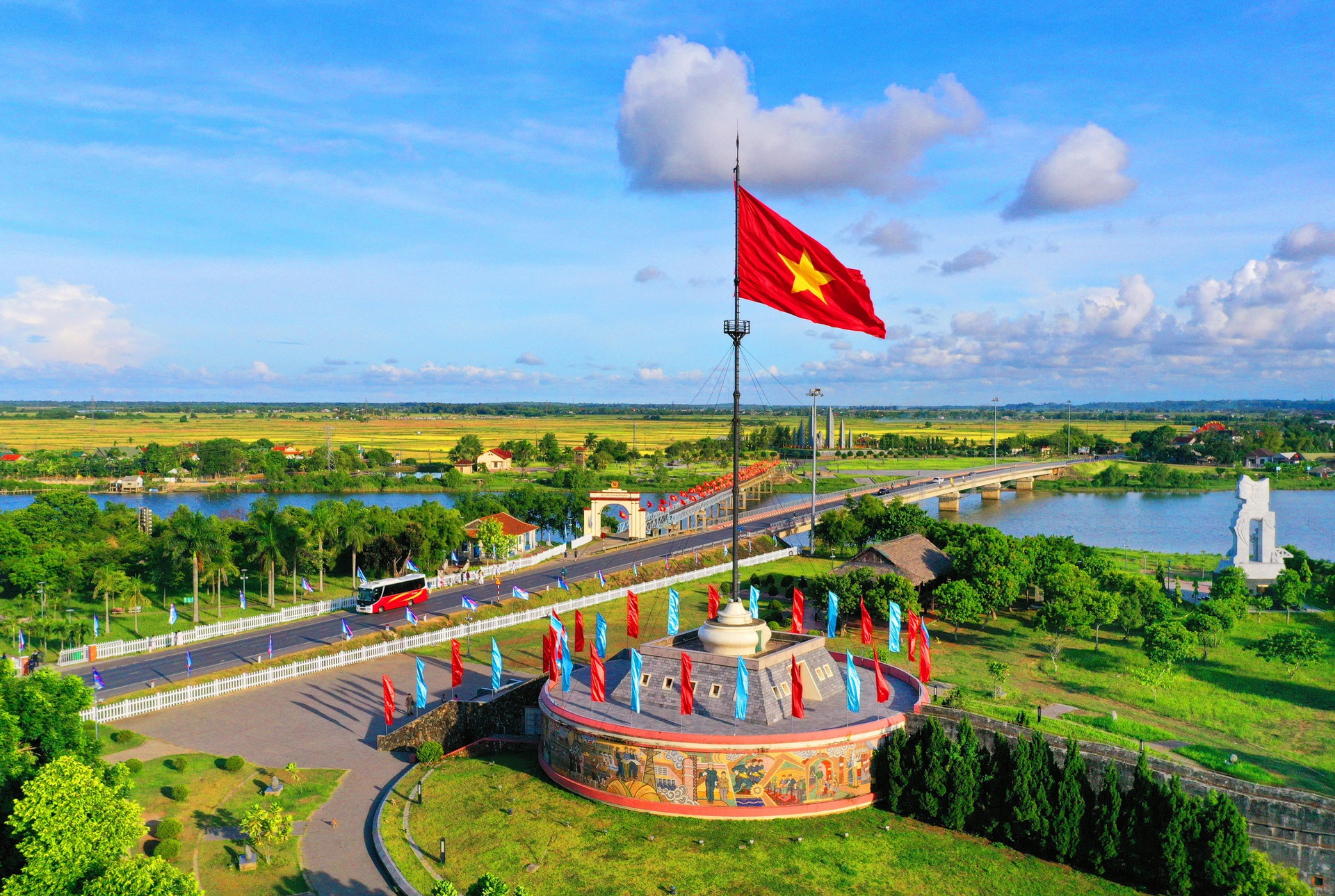 Ảnh đẹp trong tuần: Nhịp sống b&igrave;nh y&ecirc;n ở Đ&agrave; Nẵng, Quảng Trị- Ảnh 4.