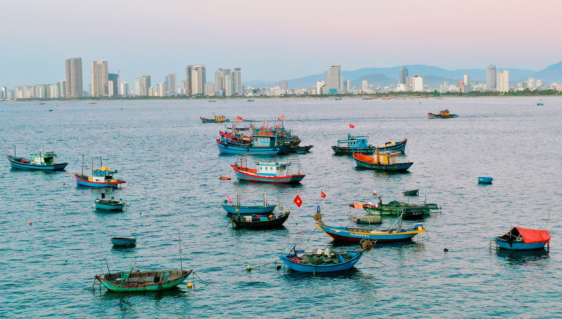 Ảnh đẹp trong tuần: Nhịp sống b&igrave;nh y&ecirc;n ở Đ&agrave; Nẵng, Quảng Trị- Ảnh 3.