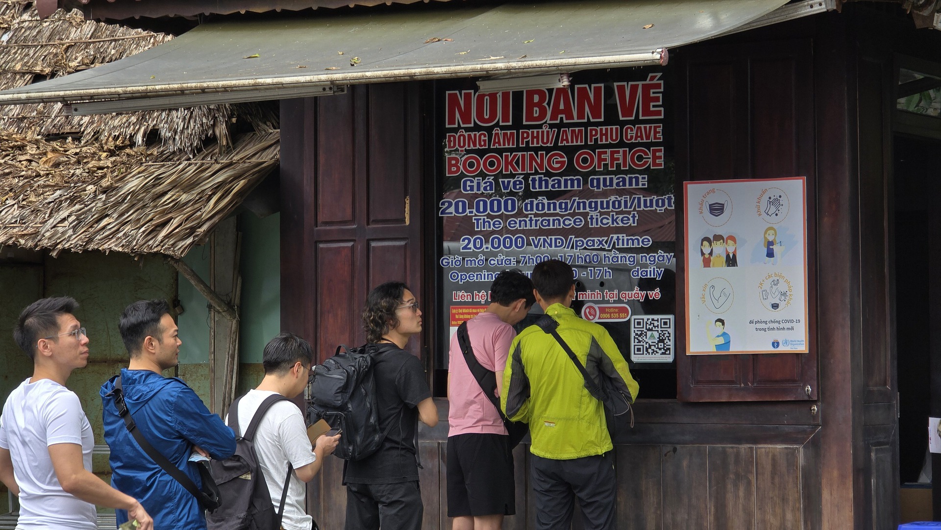 Kh&aacute;ch ngoại &ugrave;n &ugrave;n đến ch&ugrave;a Việt cầu may đầu năm mới- Ảnh 6.