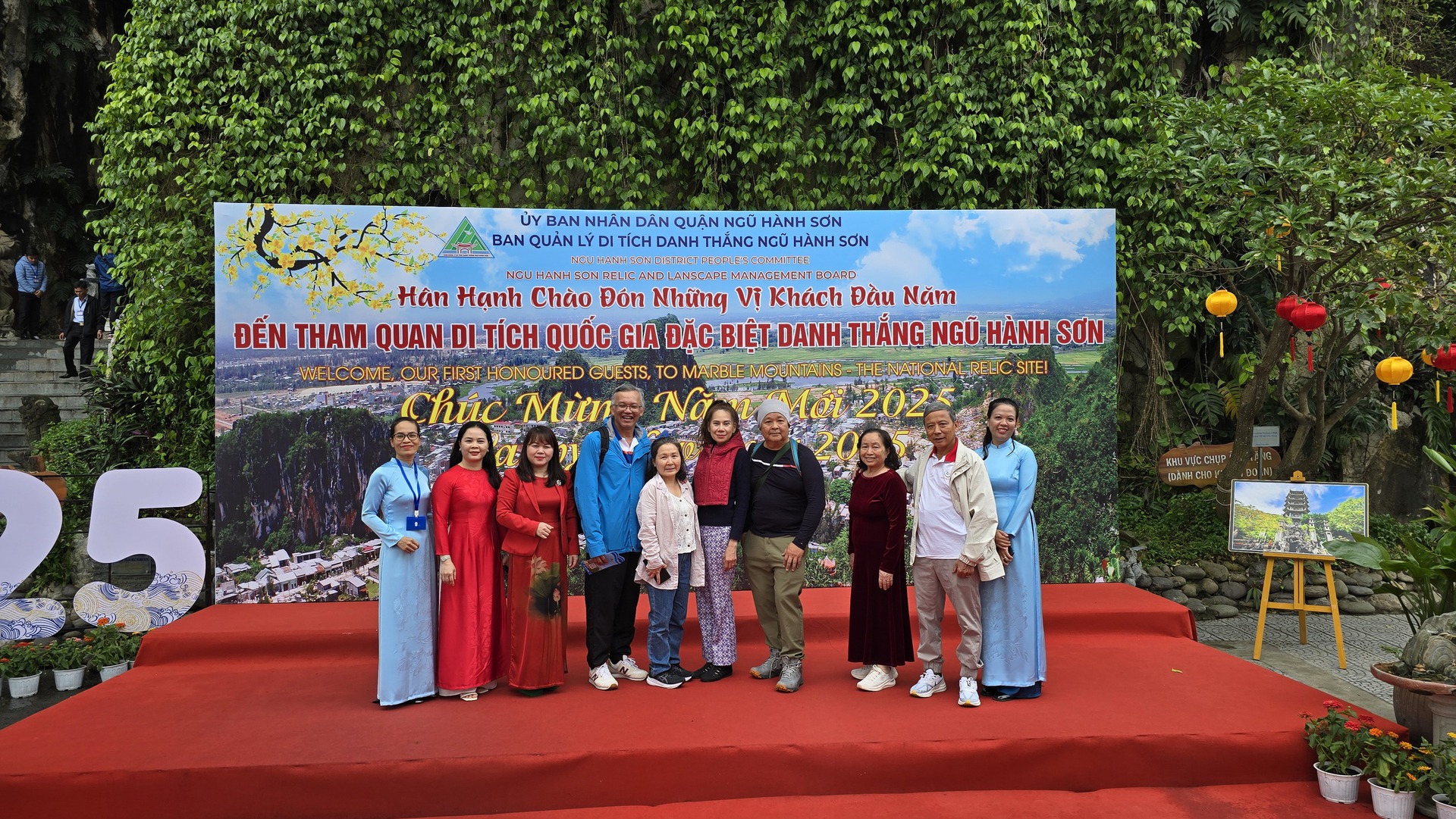 Kh&aacute;ch ngoại &ugrave;n &ugrave;n đến ch&ugrave;a Việt cầu may đầu năm mới- Ảnh 8.