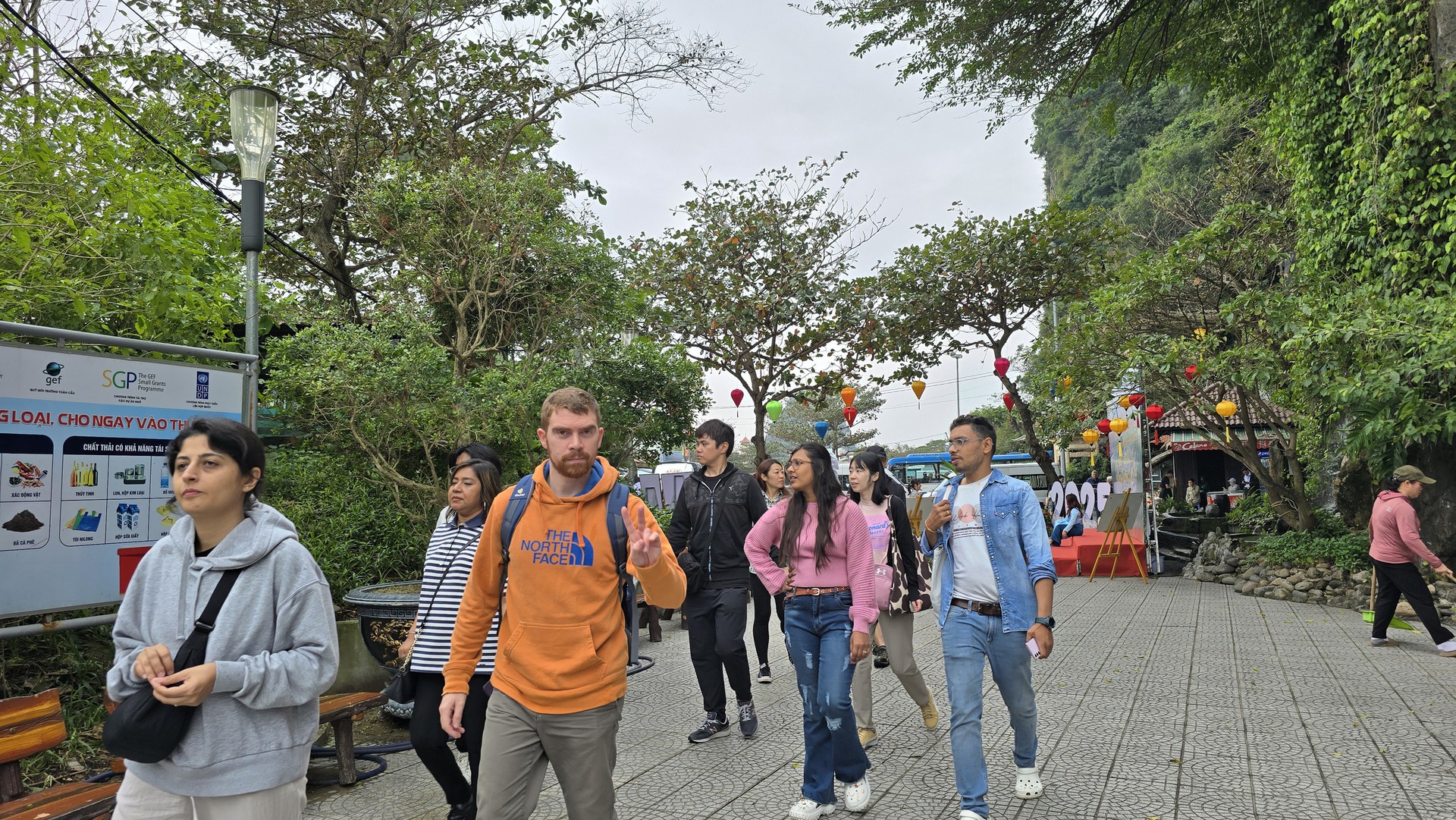 Kh&aacute;ch ngoại &ugrave;n &ugrave;n đến ch&ugrave;a Việt cầu may đầu năm mới- Ảnh 5.