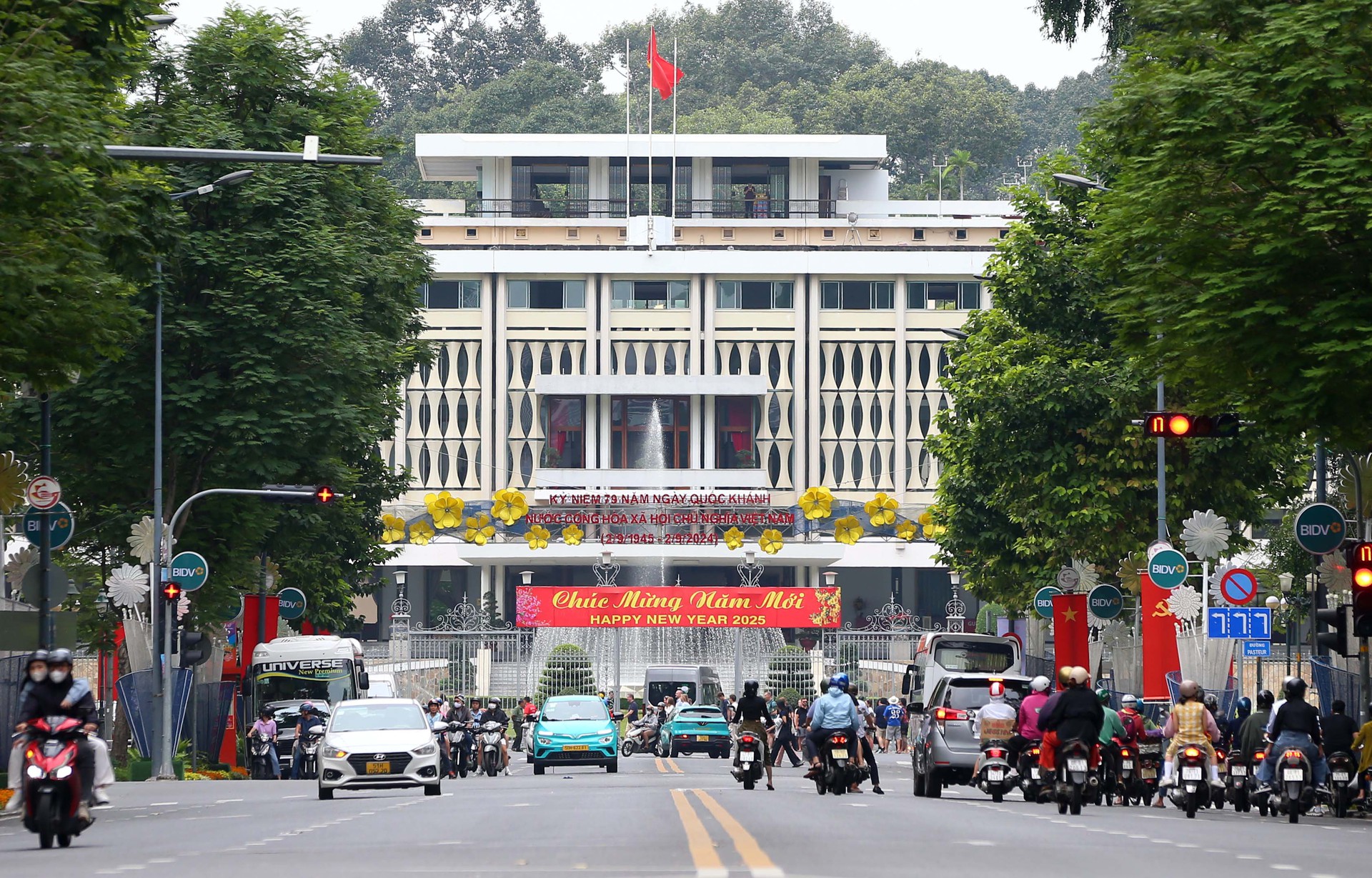 TP HCM rộn r&agrave;ng ng&agrave;y đầu năm mới 2025- Ảnh 8.