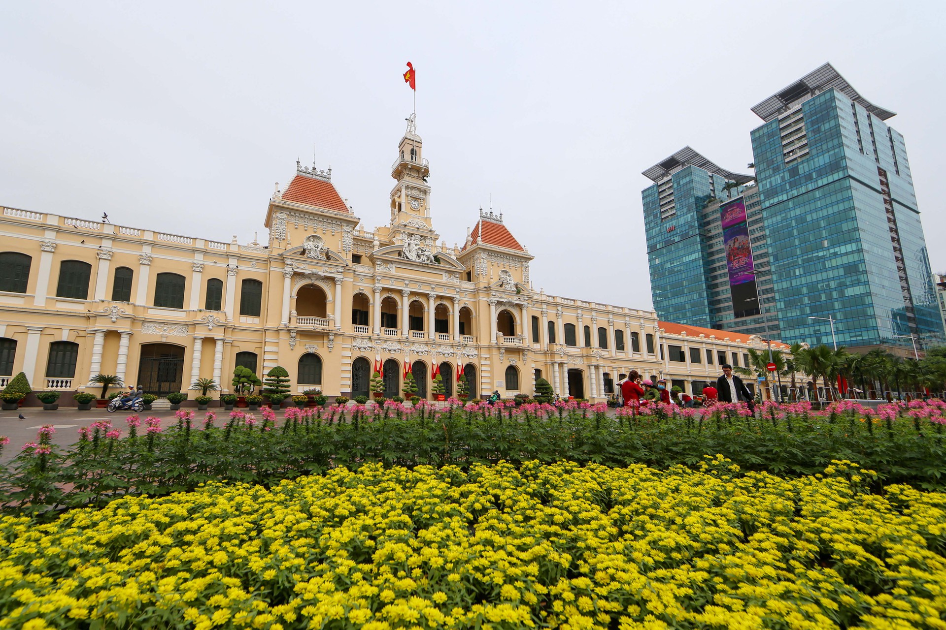 TP HCM rộn r&agrave;ng ng&agrave;y đầu năm mới 2025- Ảnh 1.