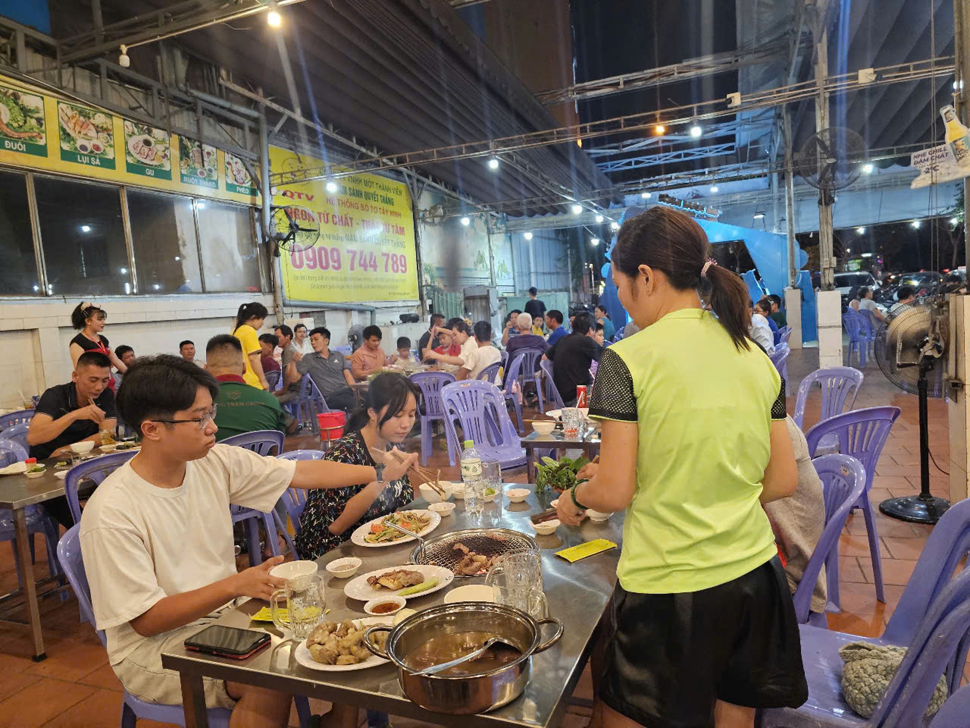 H&agrave;ng qu&aacute;n, b&atilde;i giữ xe hốt bạc trong đ&ecirc;m giao thừa 2025- Ảnh 7.