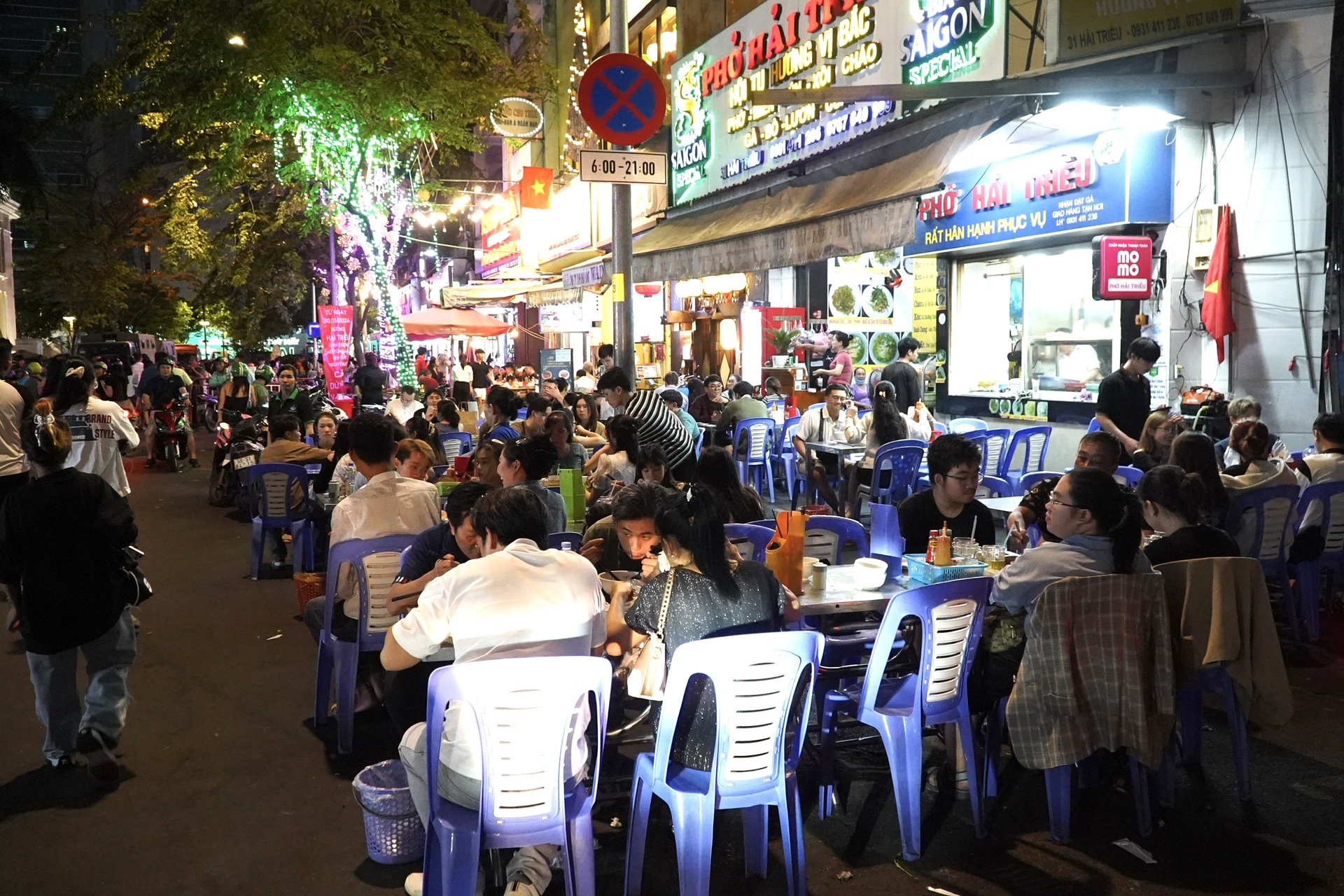 H&agrave;ng qu&aacute;n, b&atilde;i giữ xe hốt bạc trong đ&ecirc;m giao thừa 2025- Ảnh 4.