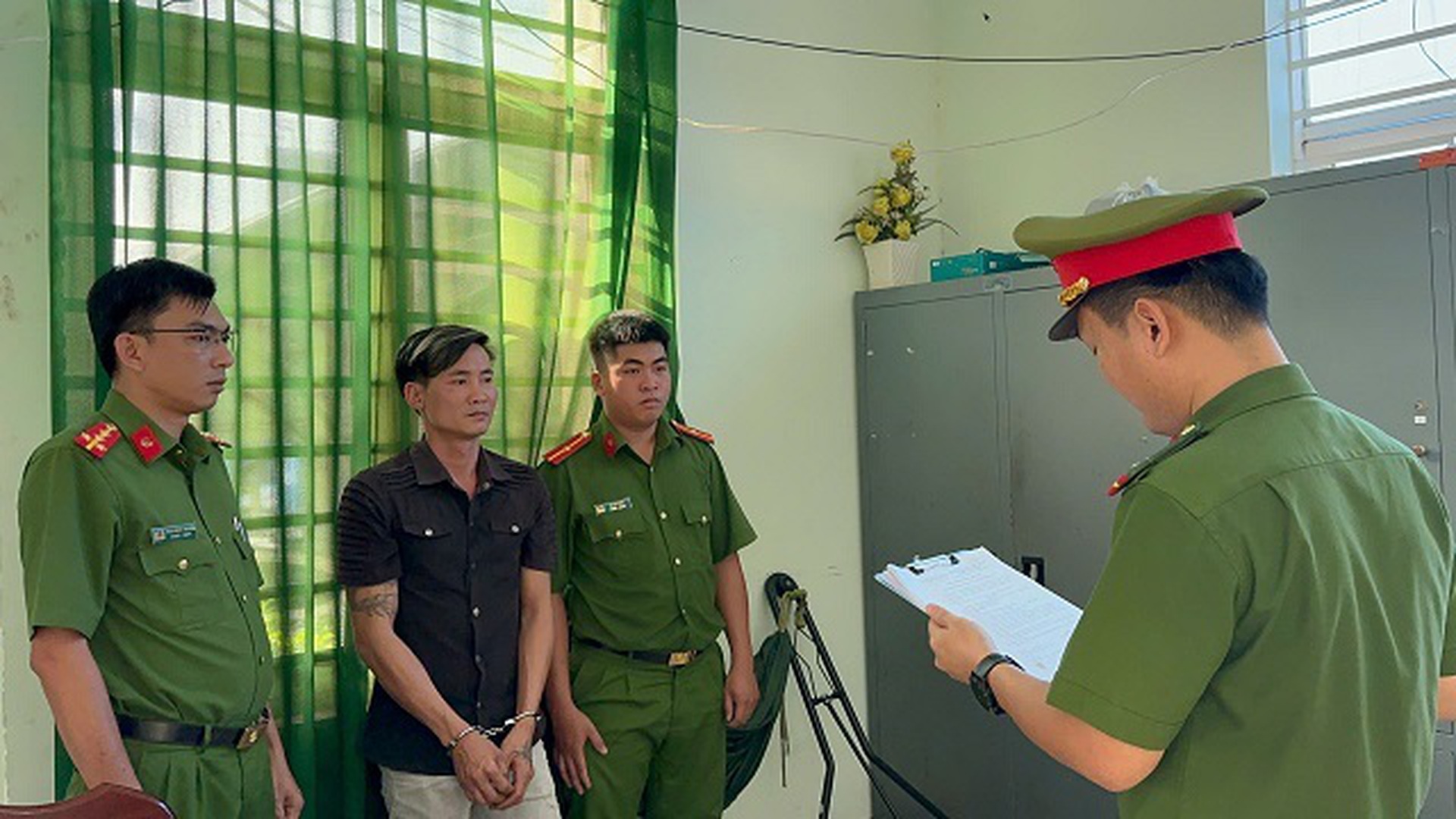 Bắt tạm giam người đ&agrave;n &ocirc;ng chặn xe taxi v&agrave; "cố &yacute; kiếm chuyện" ở B&igrave;nh Dương - Ảnh 1.