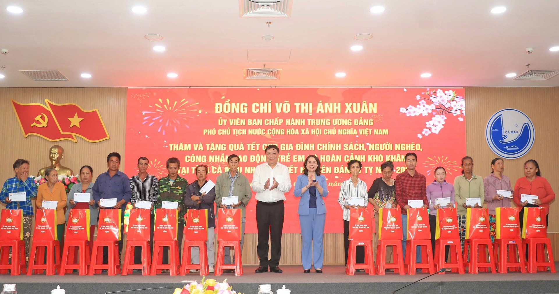 H&agrave;ng ng&agrave;n suất qu&agrave; Tết tặng người d&acirc;n v&agrave; c&ocirc;ng nh&acirc;n - lao động ở C&agrave; Mau, S&oacute;c Trăng- Ảnh 2.