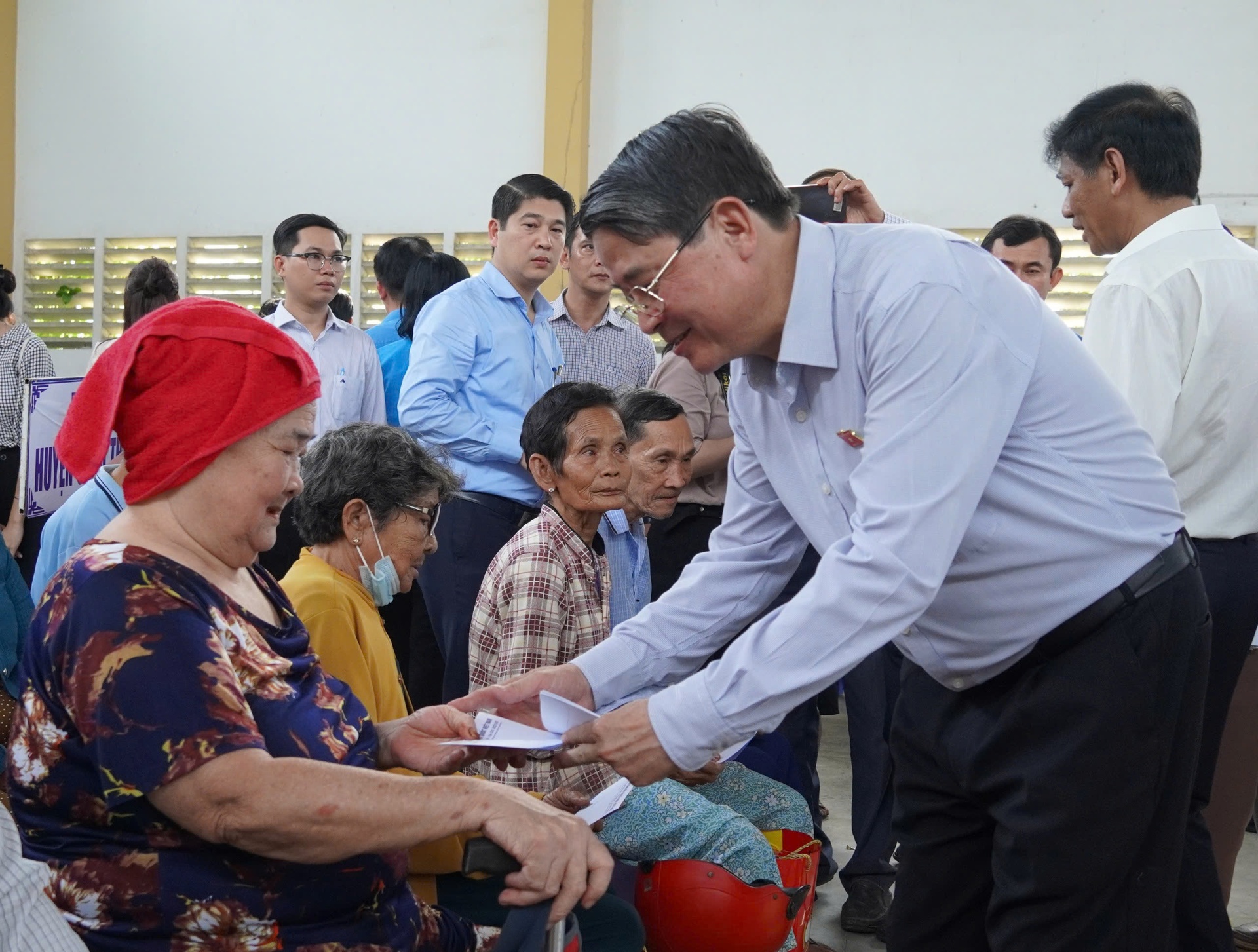 H&agrave;ng ng&agrave;n suất qu&agrave; Tết tặng người d&acirc;n v&agrave; c&ocirc;ng nh&acirc;n - lao động ở C&agrave; Mau, S&oacute;c Trăng- Ảnh 7.