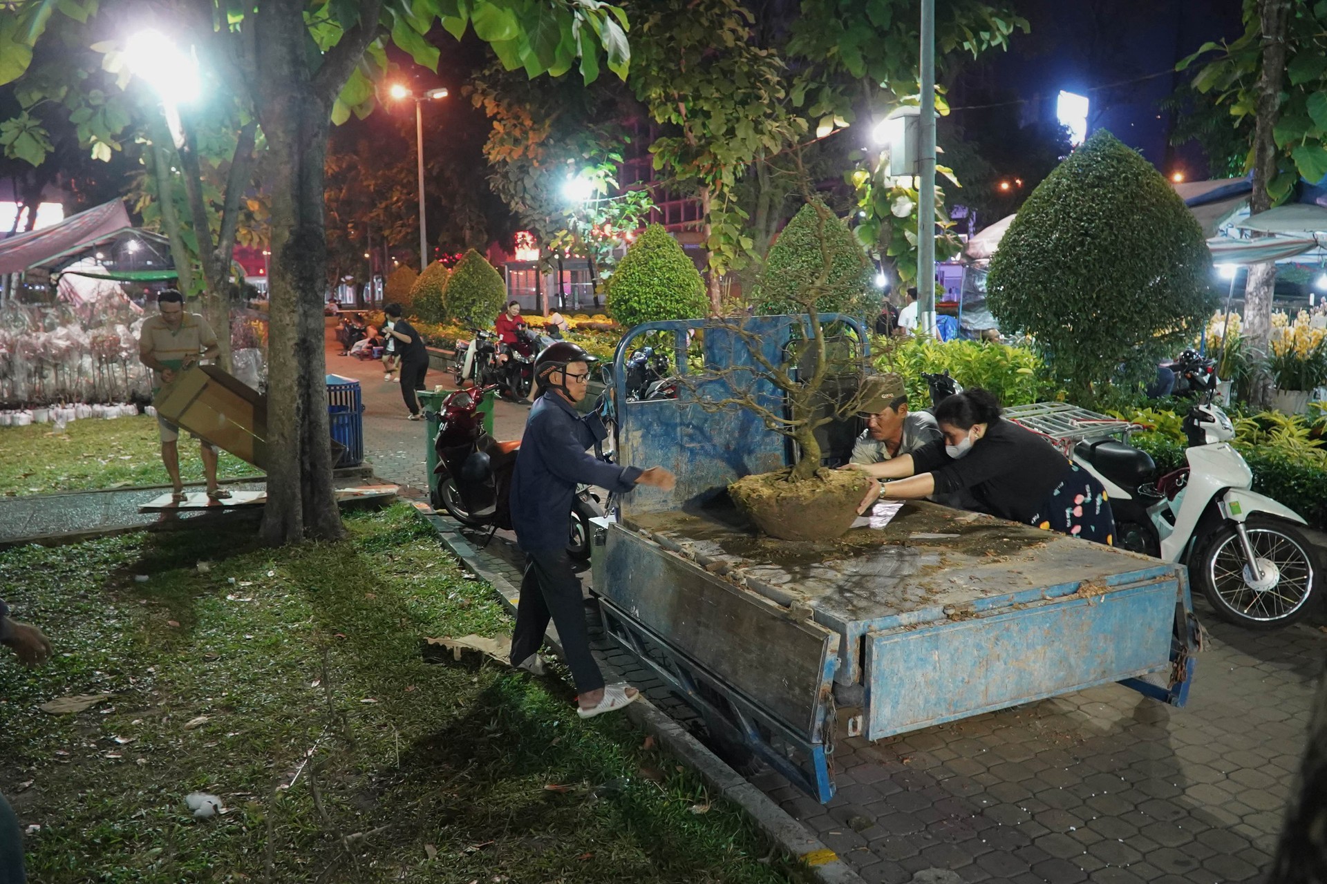 TP HCM: Dựng lều ngủ đ&ecirc;m ở chợ hoa - Ảnh 4.