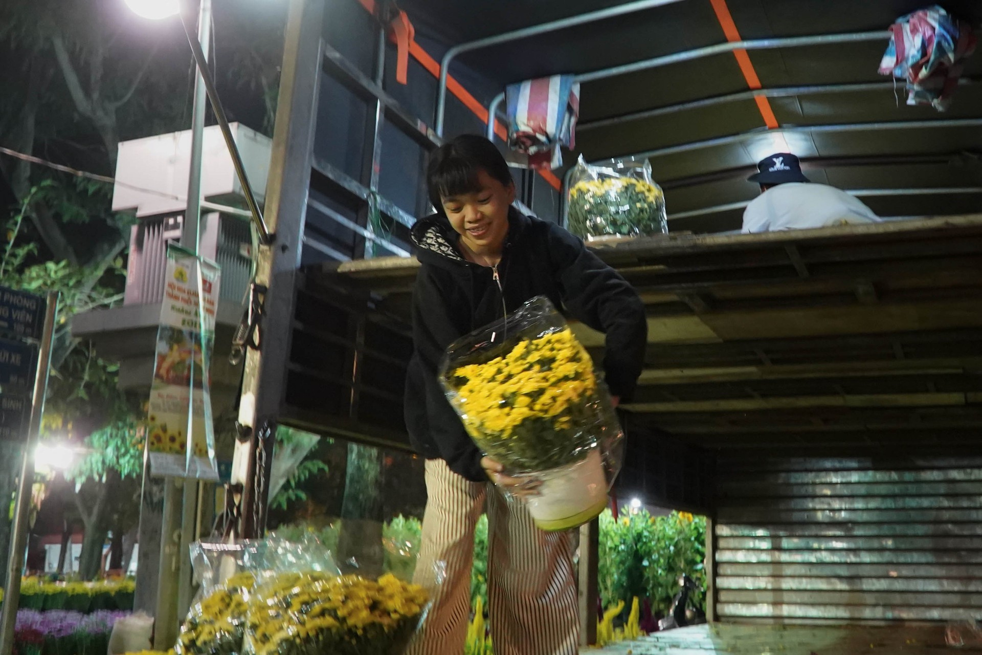 TP HCM: Dựng lều ngủ đ&ecirc;m ở chợ hoa - Ảnh 5.