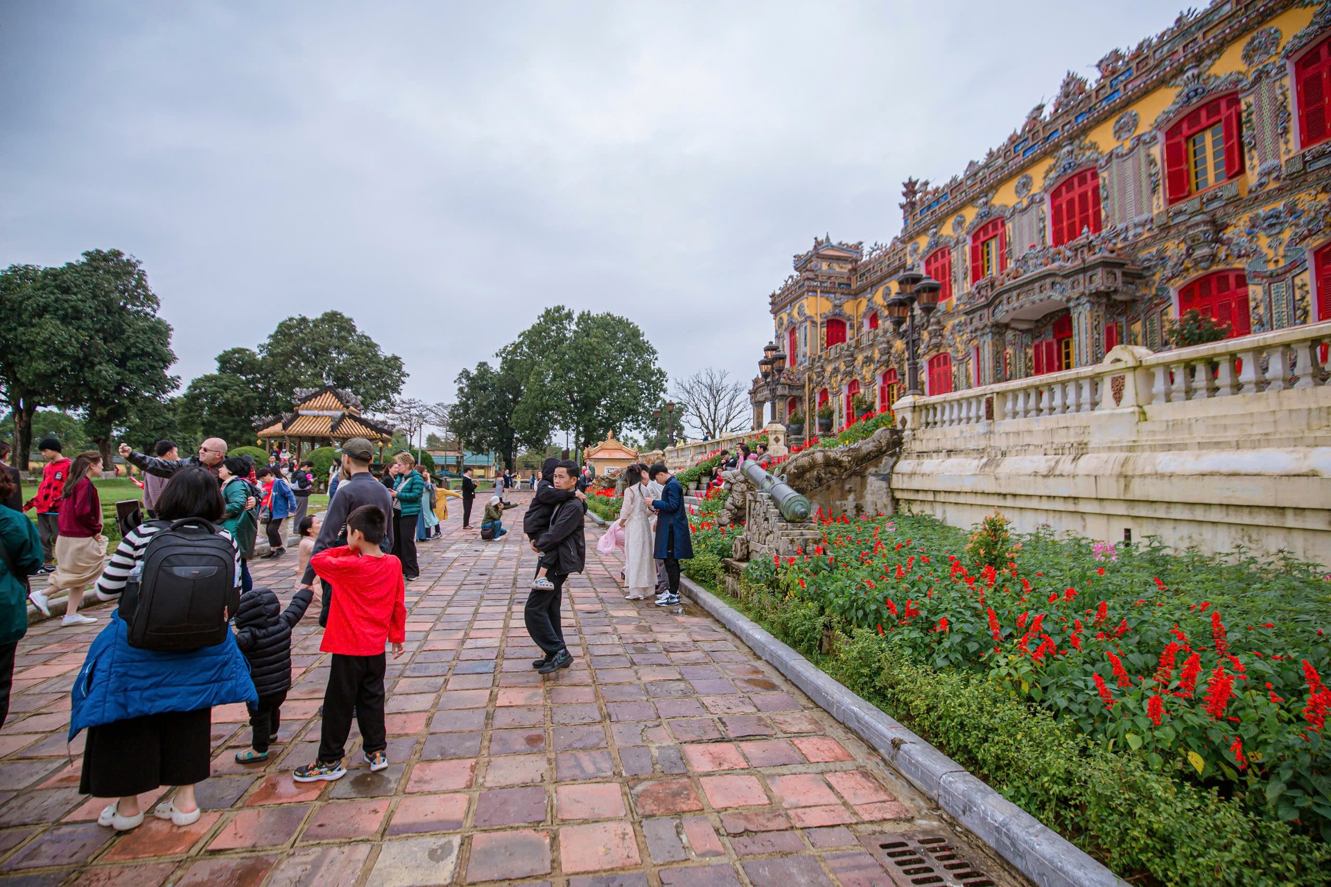 Du kh&aacute;ch nườm nượp trải nghiệm Tết trong Ho&agrave;ng cung Huế- Ảnh 13.