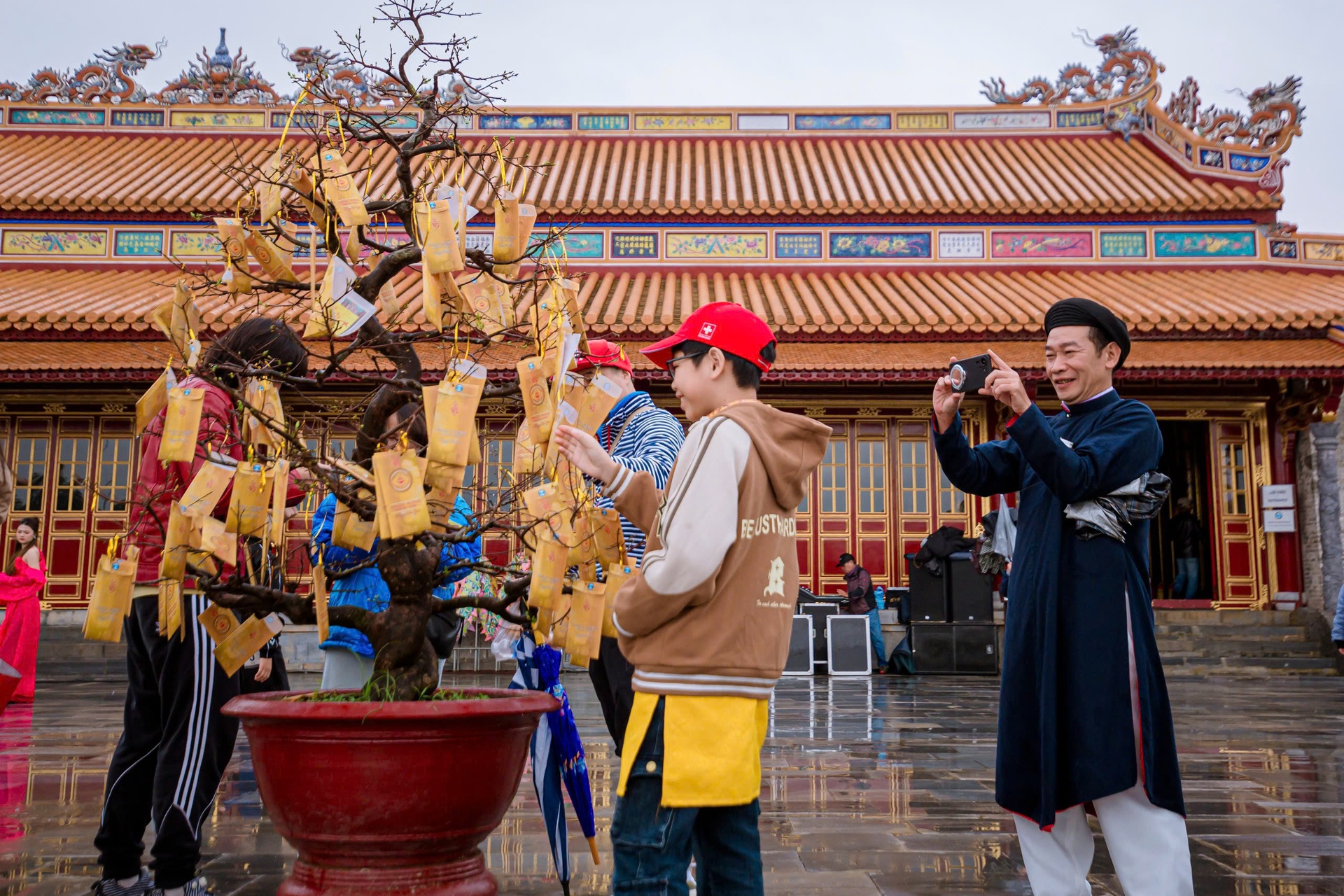 Du kh&aacute;ch nườm nượp trải nghiệm Tết trong Ho&agrave;ng cung Huế- Ảnh 14.